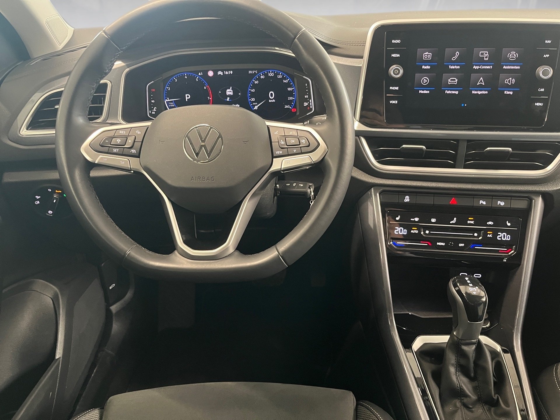 T-ROC STYLE TSI DSG+AHK+ALU 17+RÜCKFAHRKAMERA+ACC+TRAVEL ASSIST+NAVI+PARK ASSI