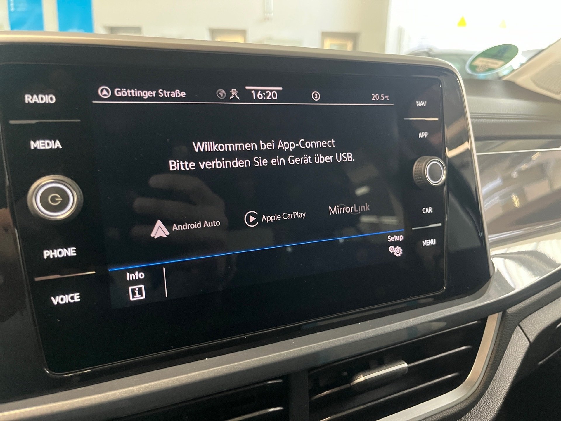 T-ROC STYLE TSI DSG+AHK+ALU 17+RÜCKFAHRKAMERA+ACC+TRAVEL ASSIST+NAVI+PARK ASSI