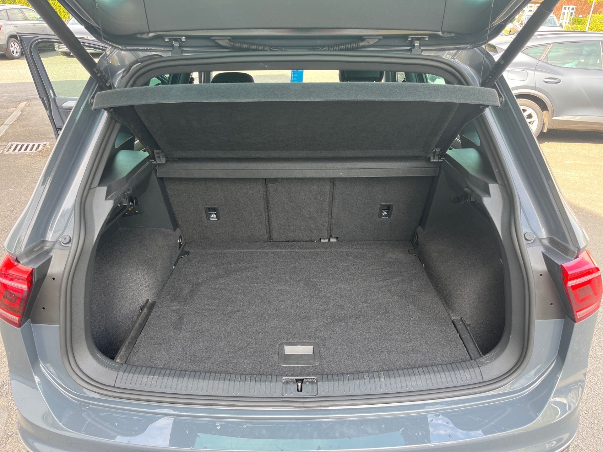 Tiguan LIFE TSI DSG+ALU 18+360° KAMERA+NAVI PRO+HARMAN/KARDON+LED-MATRIX+KEYLES