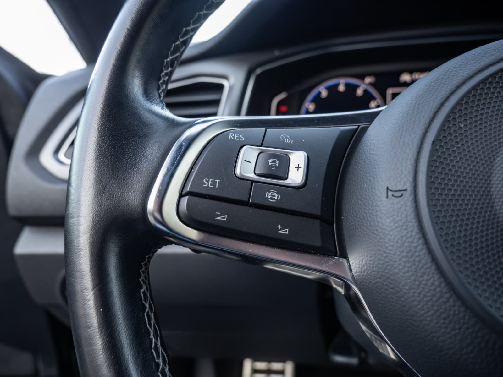 T-Roc Cabriolet R-LINE TSI DSG+ALU 19+LEDER+LED+RÜCKFAHRKAMERA+ACC+SPORTFAHRWERK+KLIMA