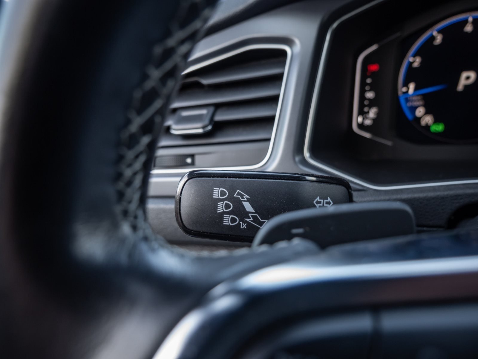 T-Roc Cabriolet R-LINE TSI DSG+ALU 19+LEDER+LED+RÜCKFAHRKAMERA+ACC+SPORTFAHRWERK+KLIMA