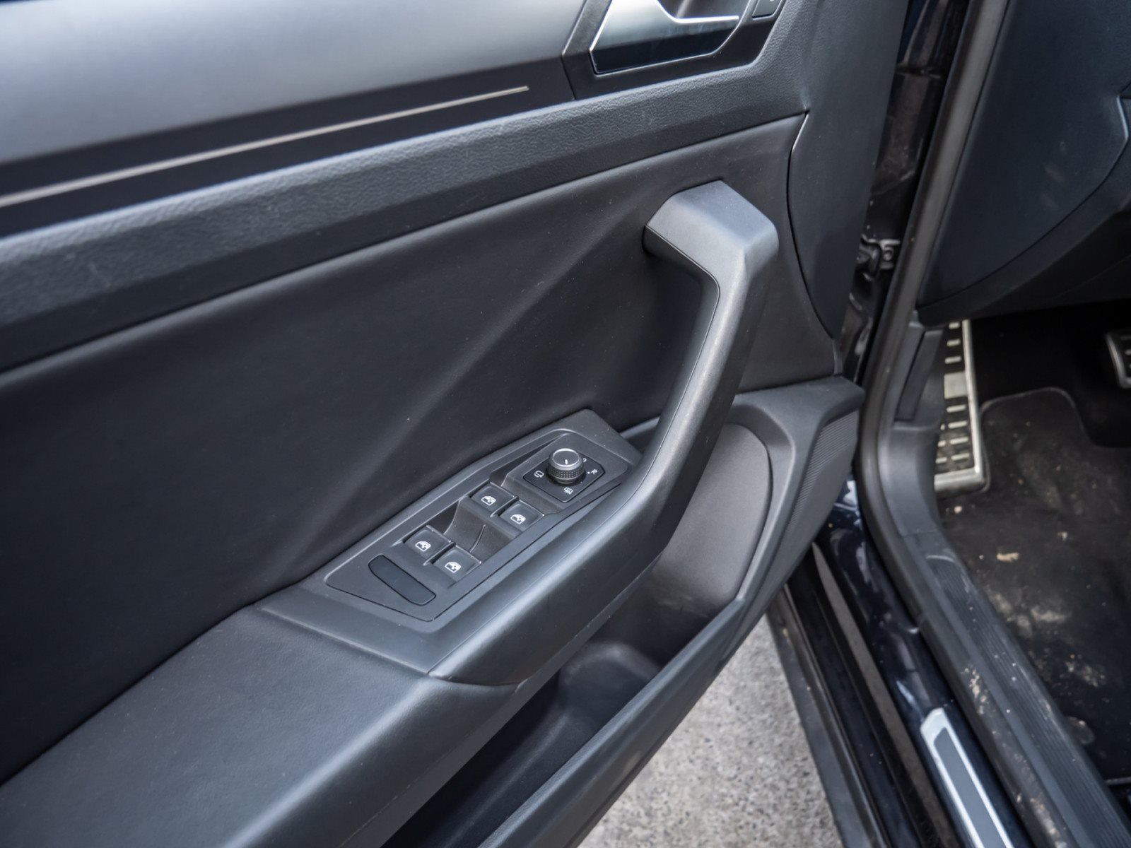 T-Roc Cabriolet R-LINE TSI DSG+ALU 19+LEDER+LED+RÜCKFAHRKAMERA+ACC+SPORTFAHRWERK+KLIMA