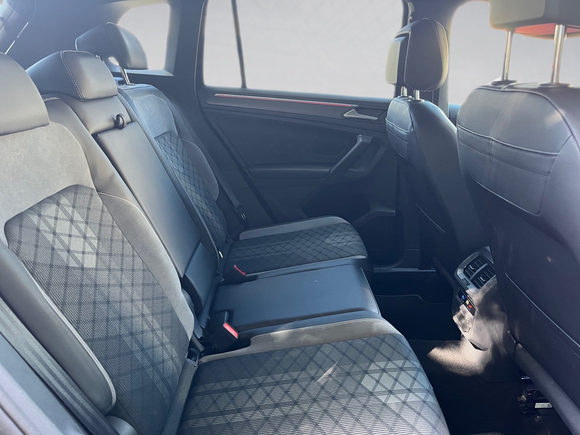 Tiguan R-LINE TDI DSG+AHK+ALU 20+KEYLESS+TRAVEL ASSIST+LED-MATRIX+RÜCKFAHRKAMER