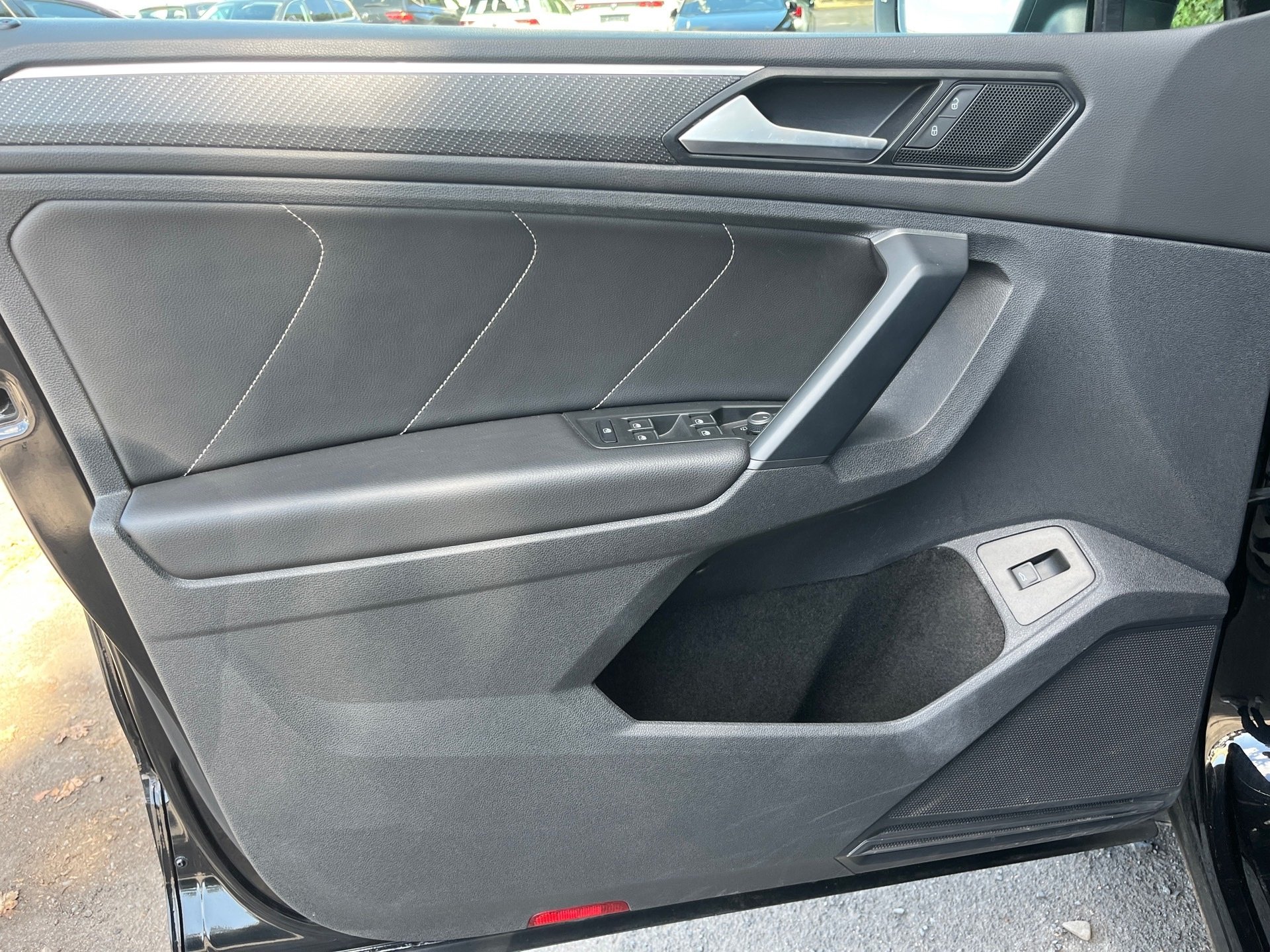 Tiguan R-LINE TDI DSG+AHK+ALU 20+KEYLESS+TRAVEL ASSIST+LED-MATRIX+RÜCKFAHRKAMER