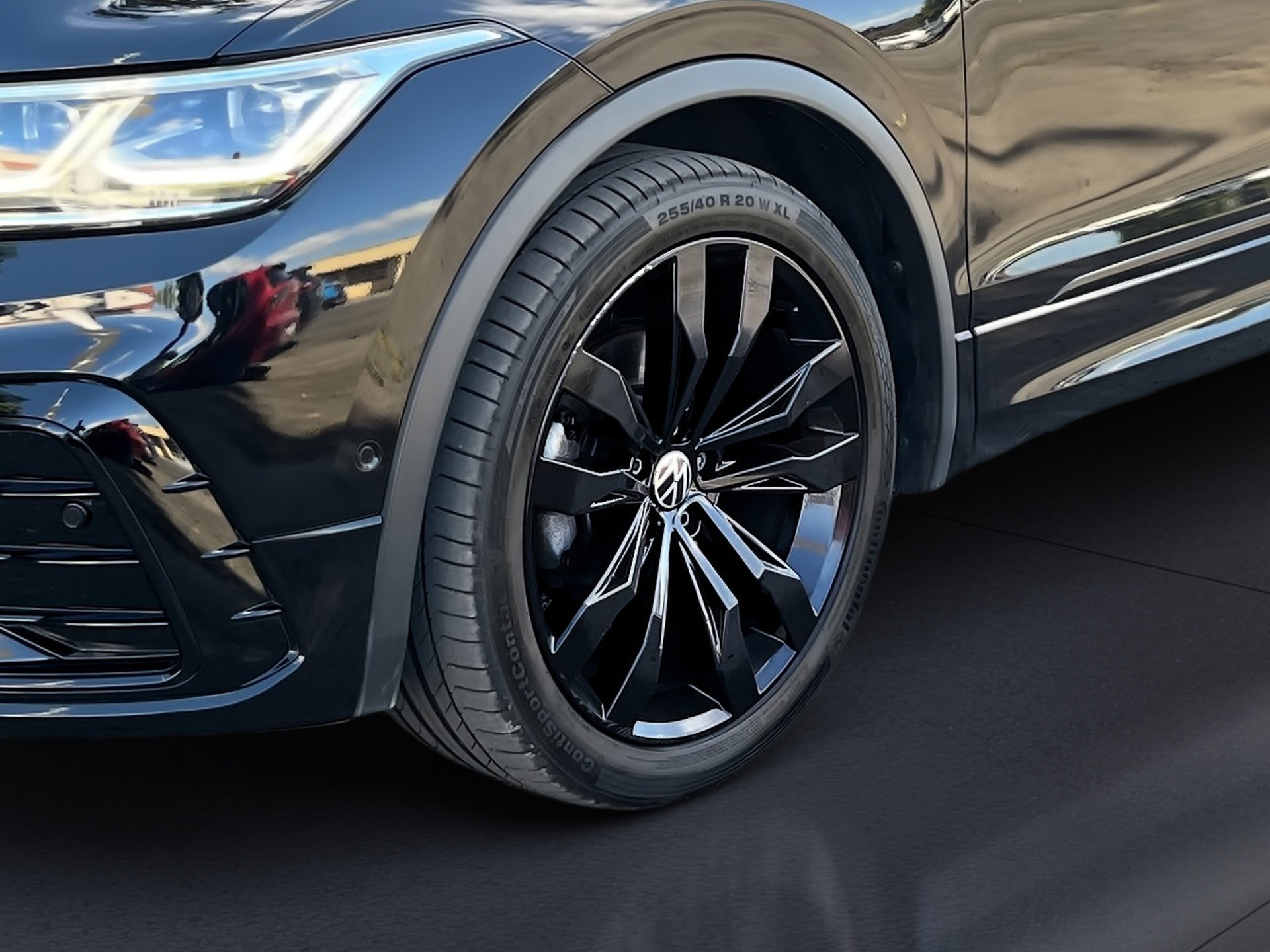 Tiguan R-LINE TDI DSG+AHK+ALU 20+KEYLESS+TRAVEL ASSIST+LED-MATRIX+RÜCKFAHRKAMER