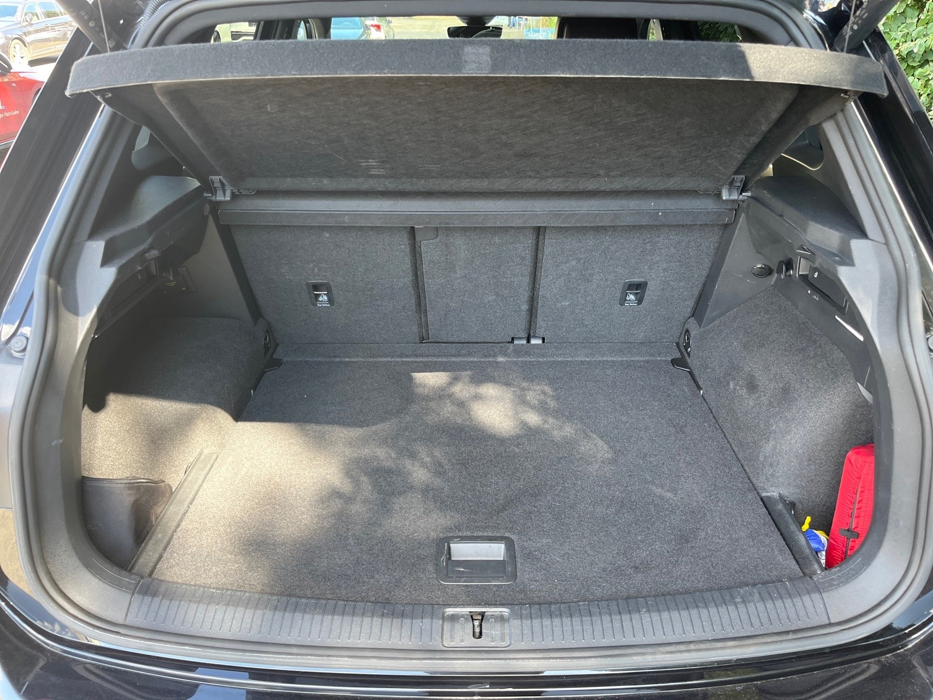 Tiguan R-LINE TDI DSG+AHK+ALU 20+KEYLESS+TRAVEL ASSIST+LED-MATRIX+RÜCKFAHRKAMER