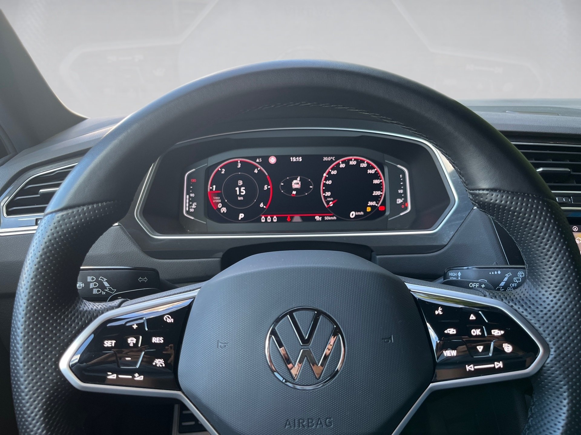 Tiguan R-LINE TDI DSG+AHK+ALU 20+KEYLESS+TRAVEL ASSIST+LED-MATRIX+RÜCKFAHRKAMER