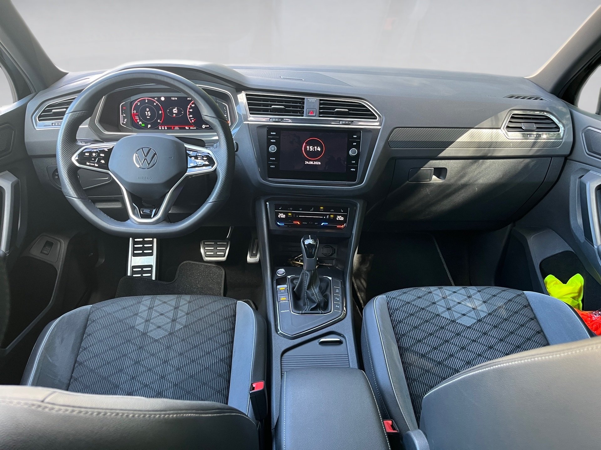 Tiguan R-LINE TDI DSG+AHK+ALU 20+KEYLESS+TRAVEL ASSIST+LED-MATRIX+RÜCKFAHRKAMER