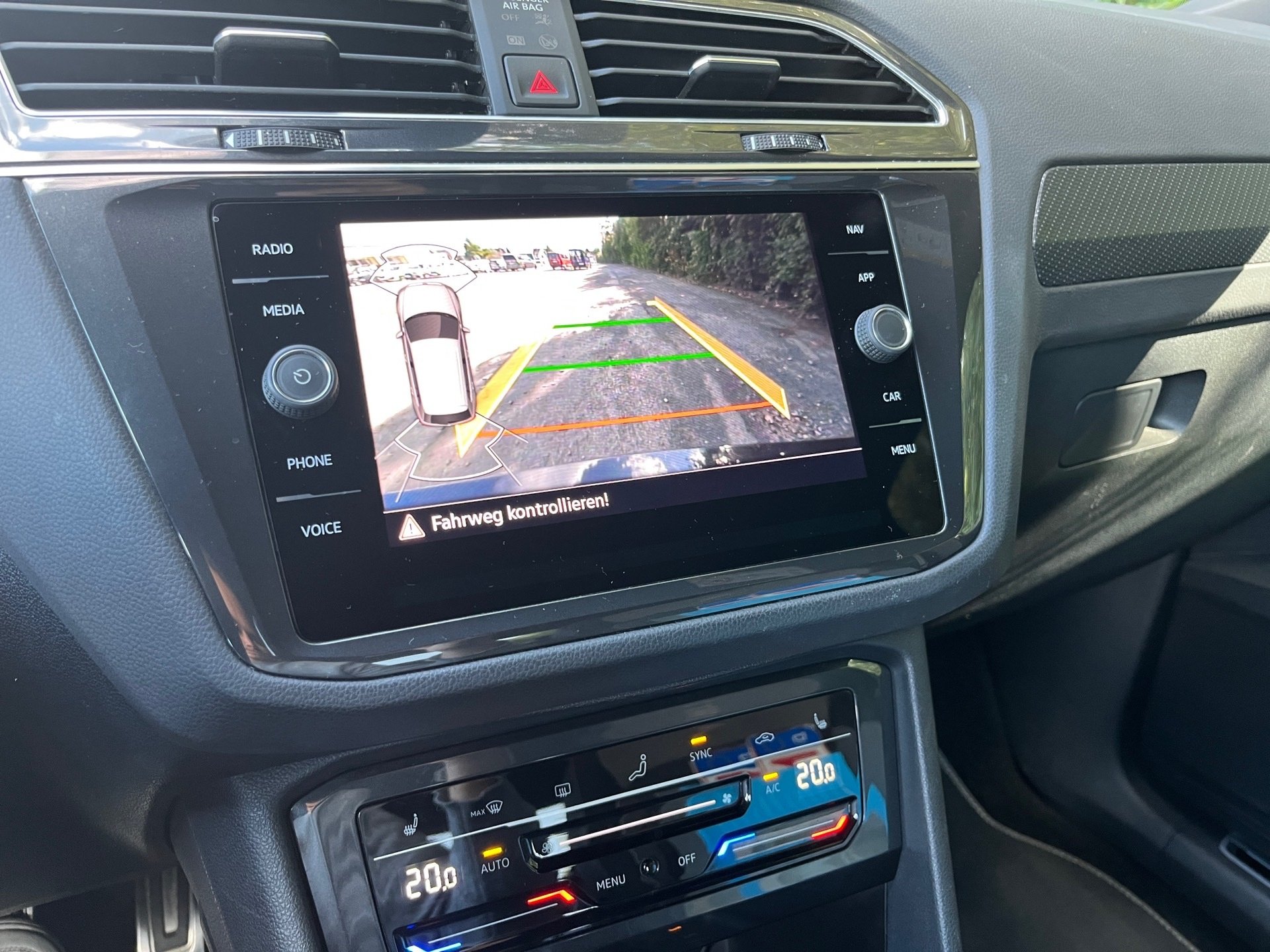 Tiguan R-LINE TDI DSG+AHK+ALU 20+KEYLESS+TRAVEL ASSIST+LED-MATRIX+RÜCKFAHRKAMER