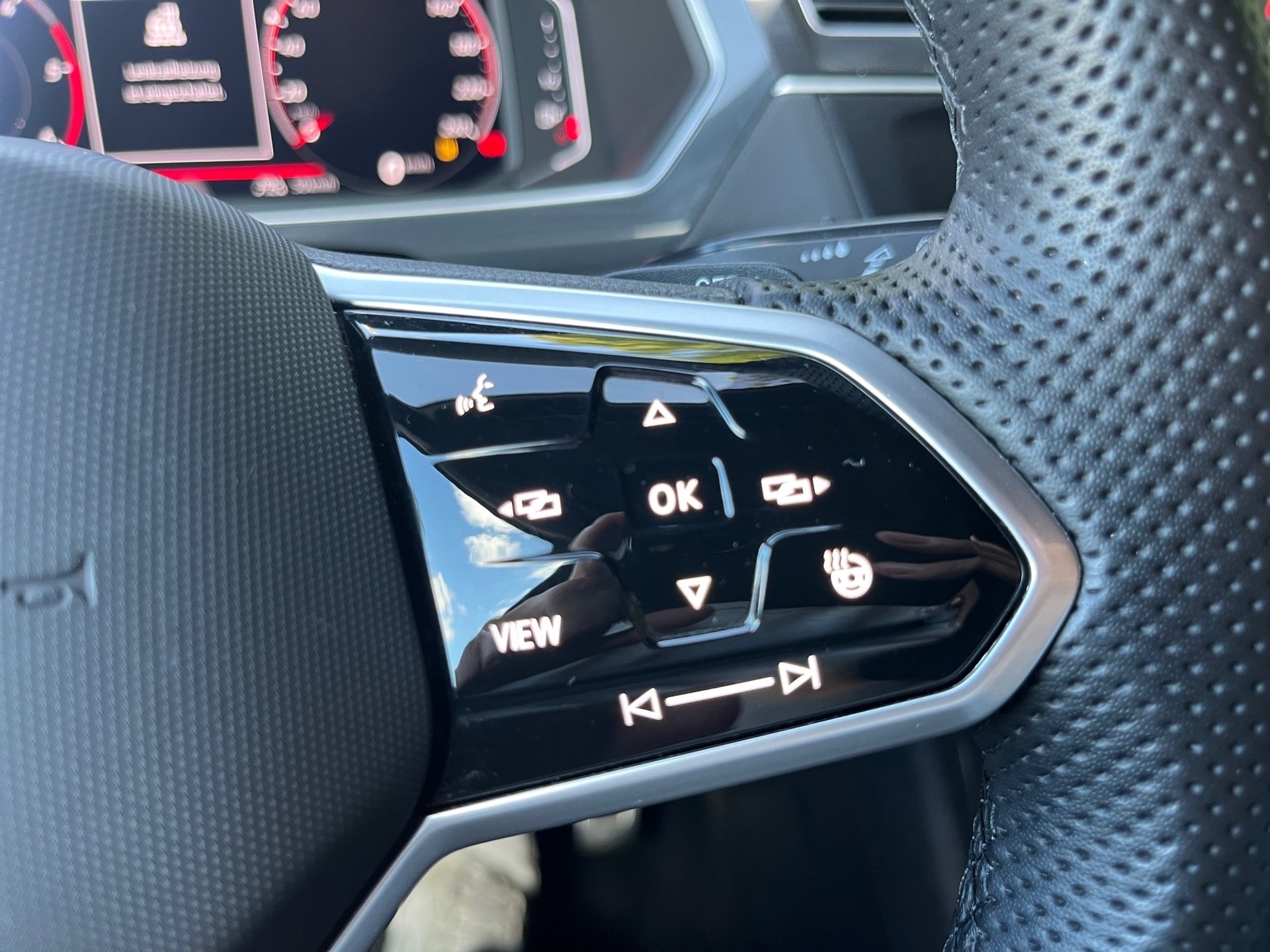 Tiguan R-LINE TDI DSG+AHK+ALU 20+KEYLESS+TRAVEL ASSIST+LED-MATRIX+RÜCKFAHRKAMER