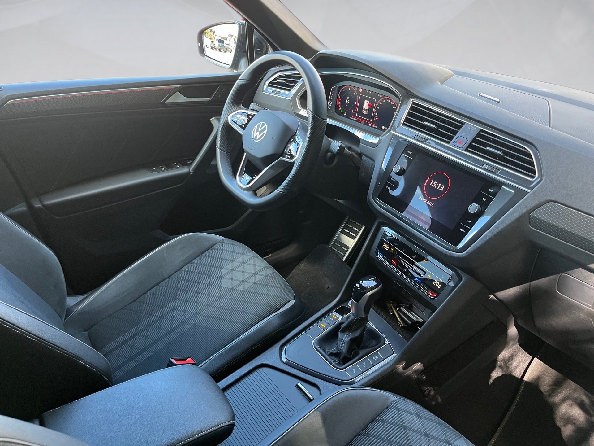 Tiguan R-LINE TDI DSG+AHK+ALU 20+KEYLESS+TRAVEL ASSIST+LED-MATRIX+RÜCKFAHRKAMER