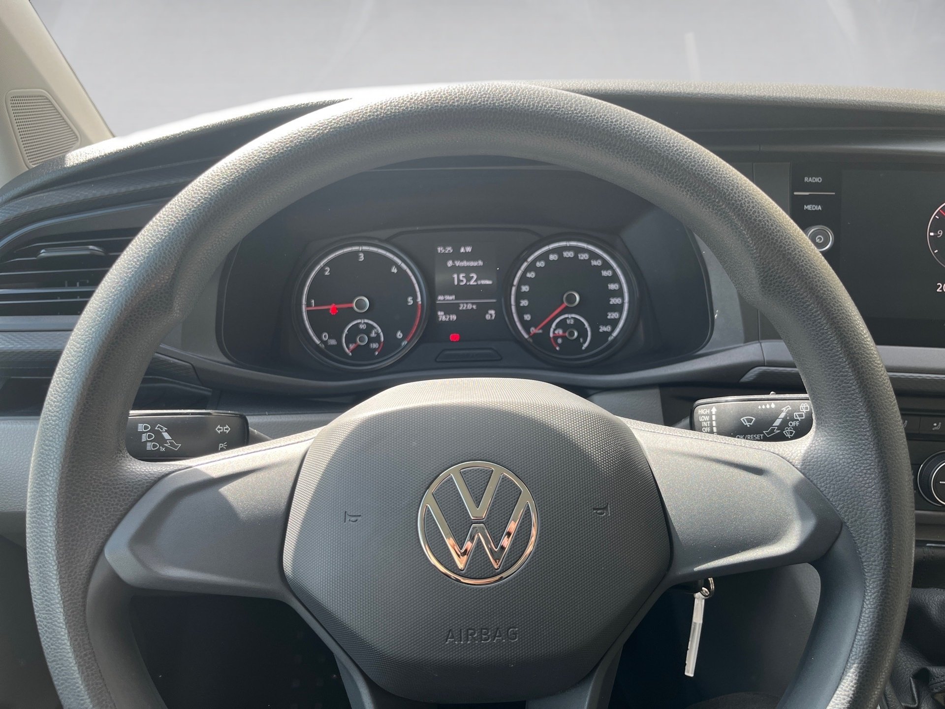 T7 Caravelle TRENDLINE TDI+AHK+8 SITZER+NAVI+LED+KLIMA+APP CONNECT+SPRACHBEDIENUNG