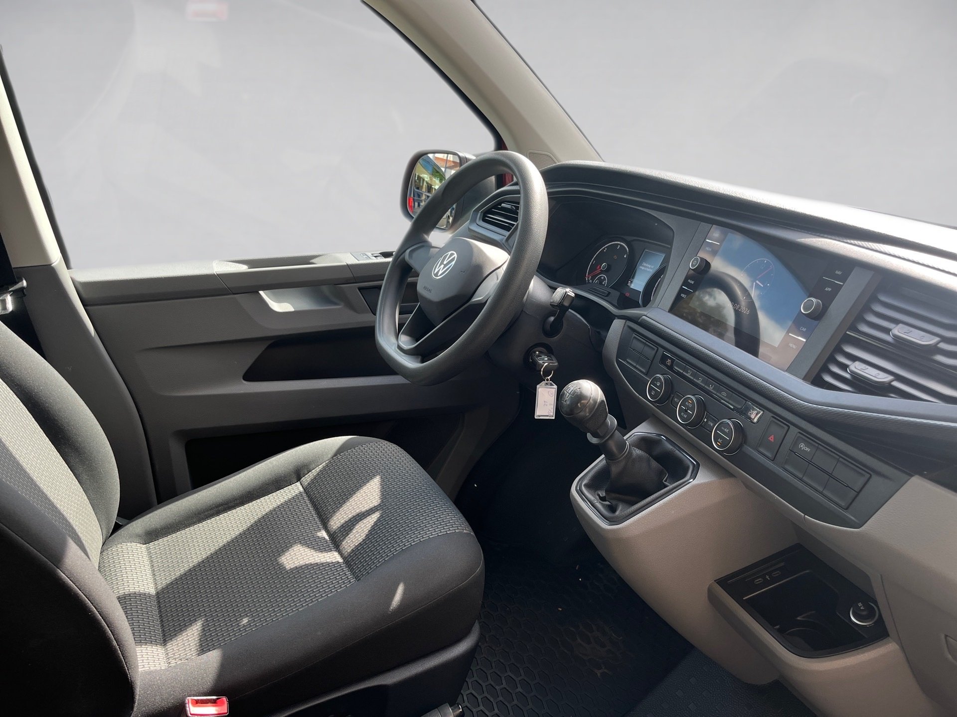 T7 Caravelle TRENDLINE TDI+AHK+8 SITZER+NAVI+LED+KLIMA+APP CONNECT+SPRACHBEDIENUNG