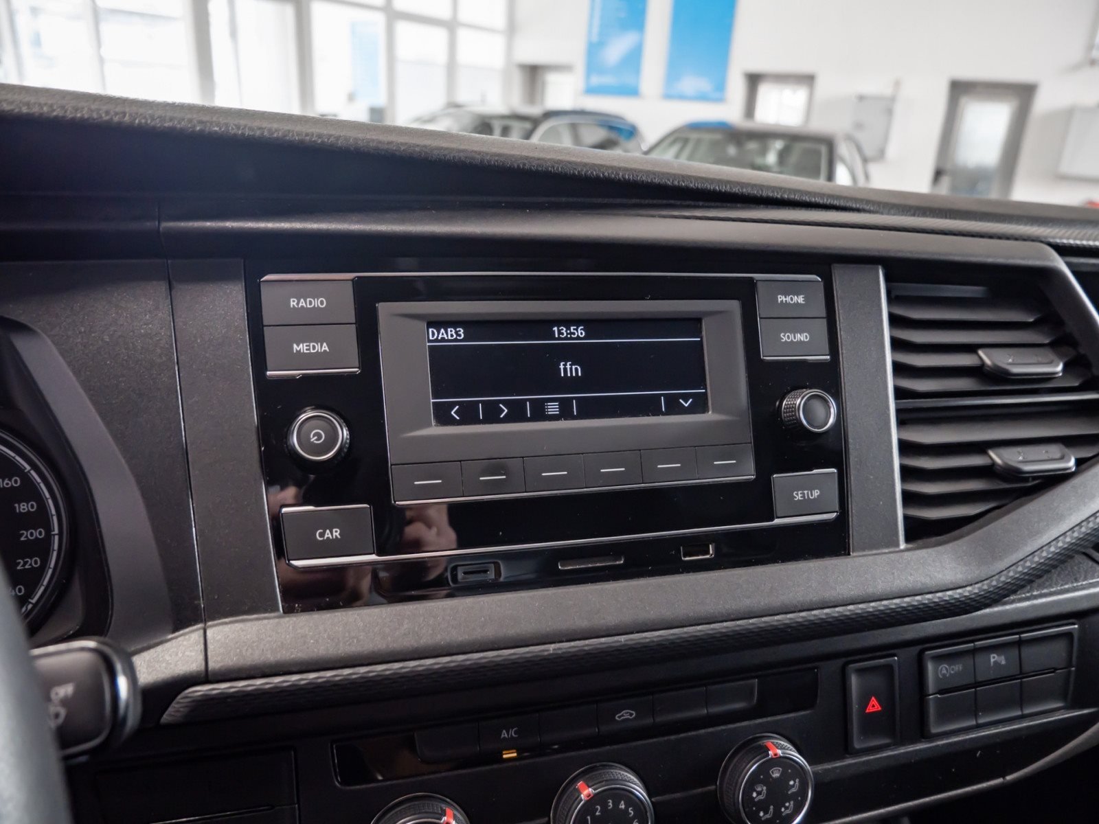 Transporter Kasten KASTEN TDI+EINPARKHILFE+KLIMAANLAGE+RADIO+TELEFONSCHNITSTELLE