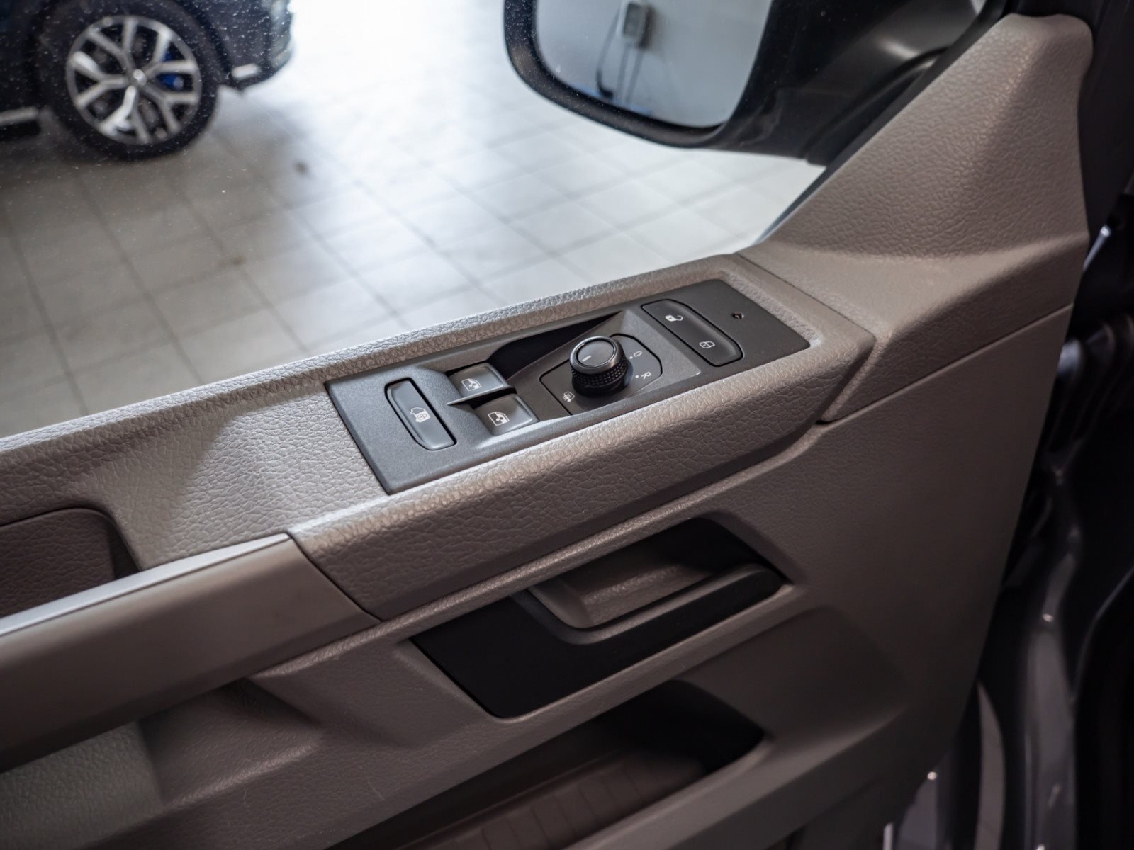 Transporter Kasten KASTEN TDI+EINPARKHILFE+KLIMAANLAGE+RADIO+TELEFONSCHNITSTELLE