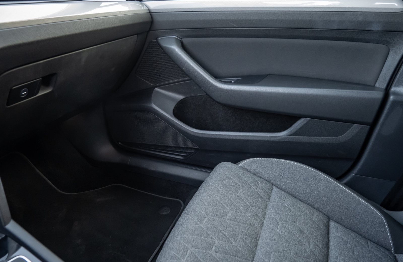 Passat Variant BUSINESS TDI DSG+ALU 16+LED+ACC+APP CONNECT+KLIMA+RÜCKFAHRKAMERA+TRAVEL