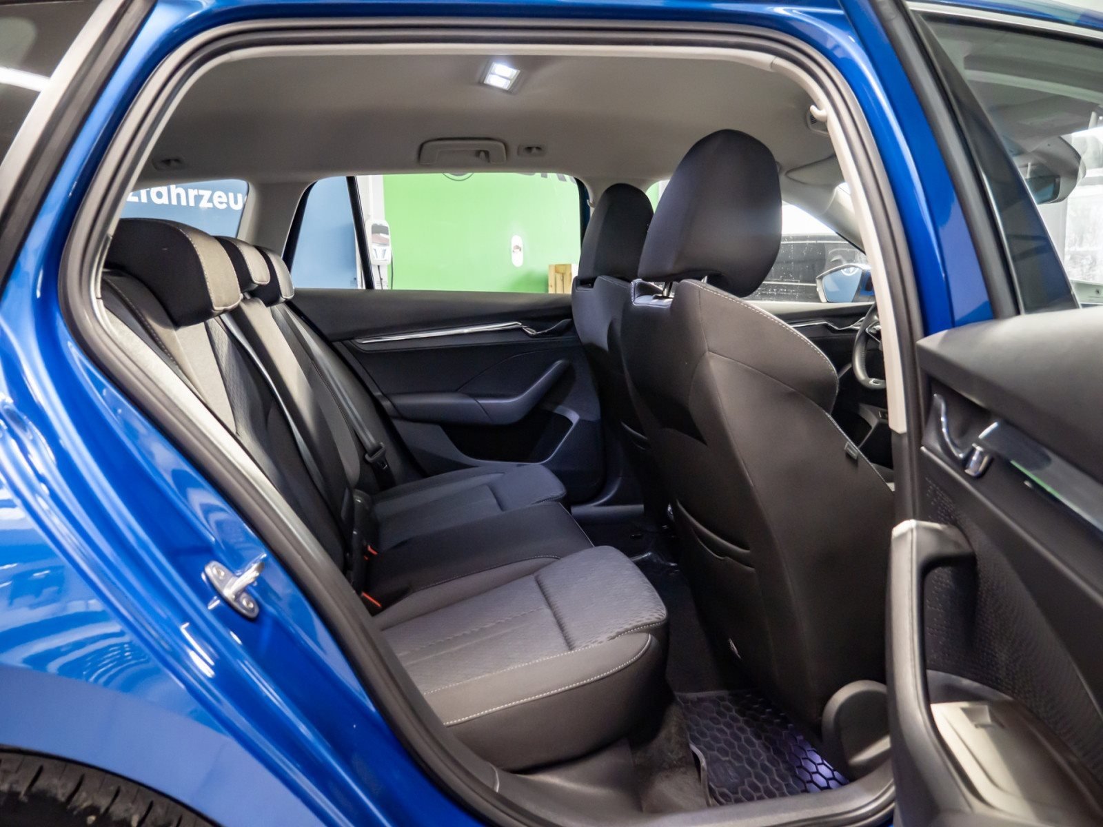 Octavia Combi STYLE TDI DSG+AHK+ALU 17+STANDHEIZUNG+RÜCKFAHRKAMERA+HUD+NAVI+PARK ASSIS