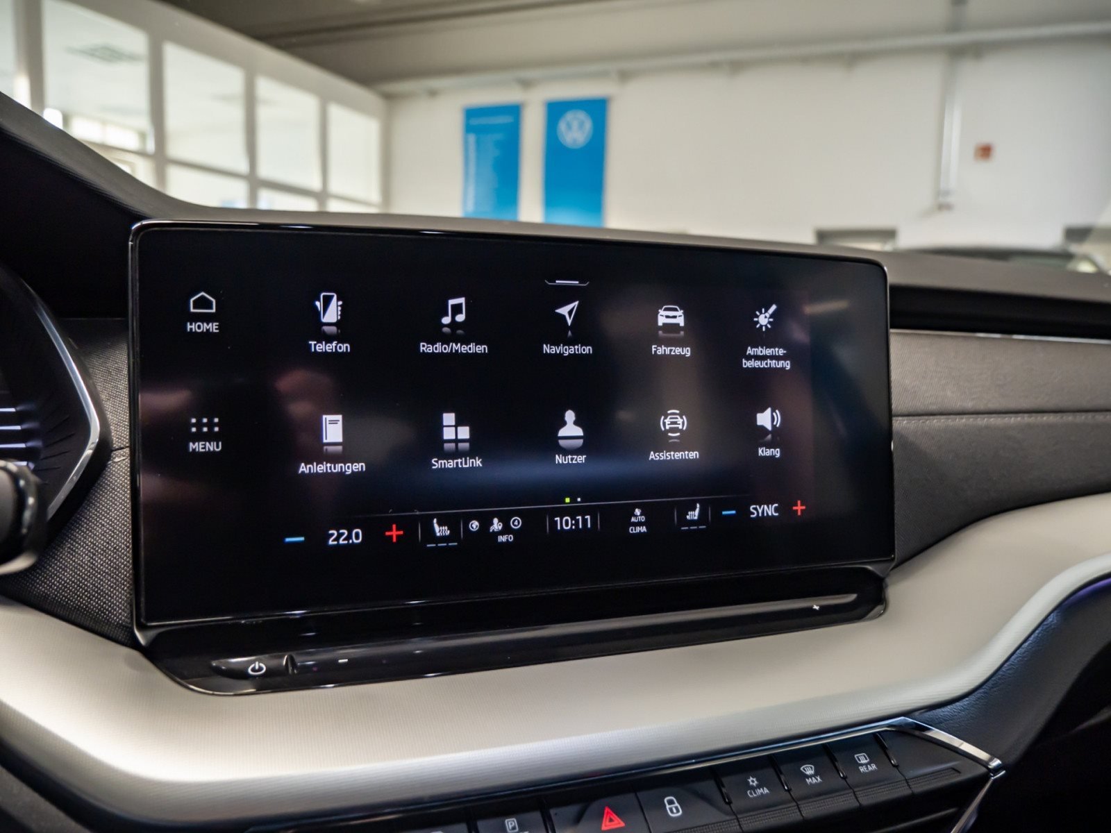 Octavia Combi STYLE TDI DSG+AHK+ALU 17+STANDHEIZUNG+RÜCKFAHRKAMERA+HUD+NAVI+PARK ASSIS