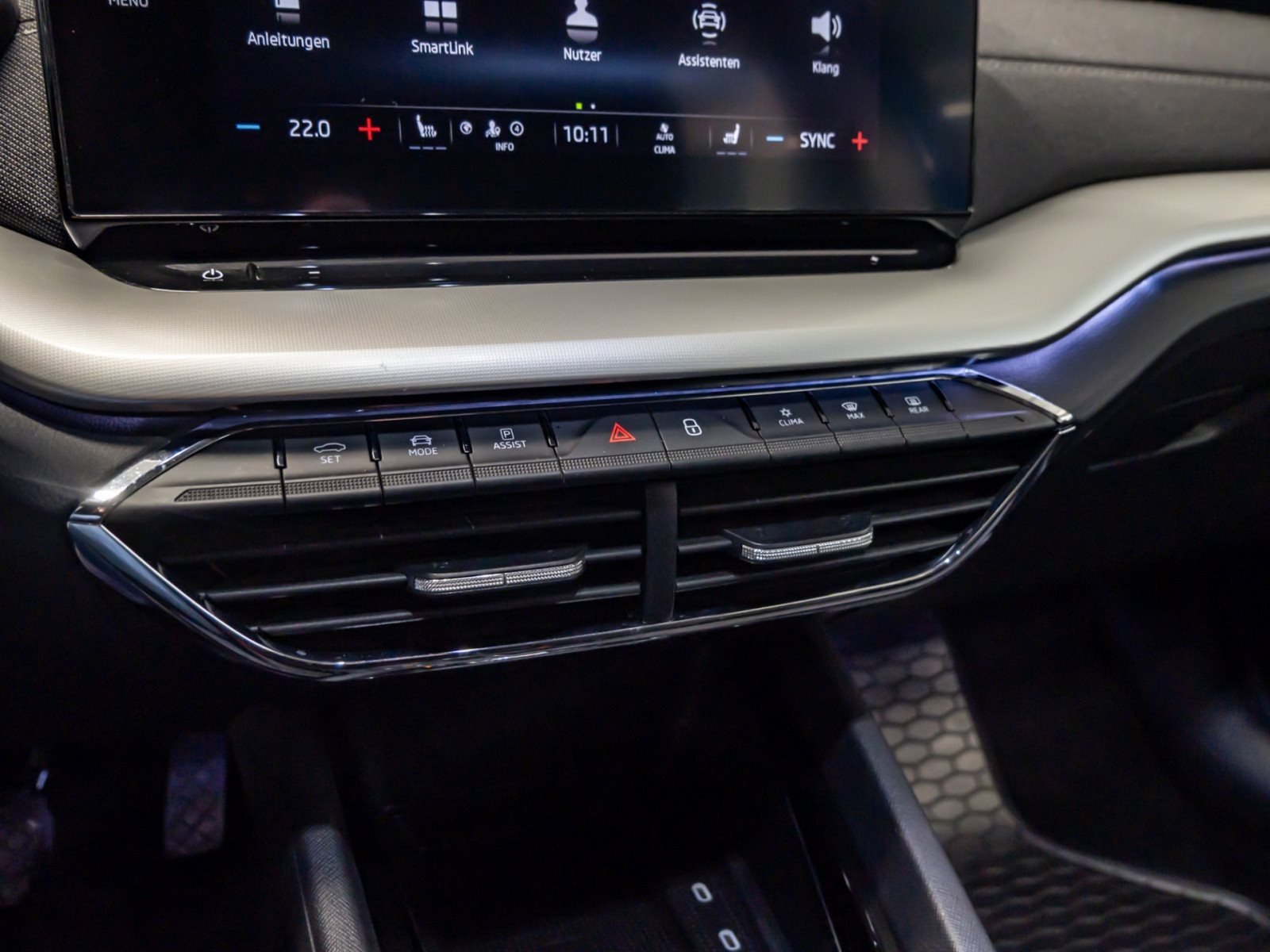 Octavia Combi STYLE TDI DSG+AHK+ALU 17+STANDHEIZUNG+RÜCKFAHRKAMERA+HUD+NAVI+PARK ASSIS