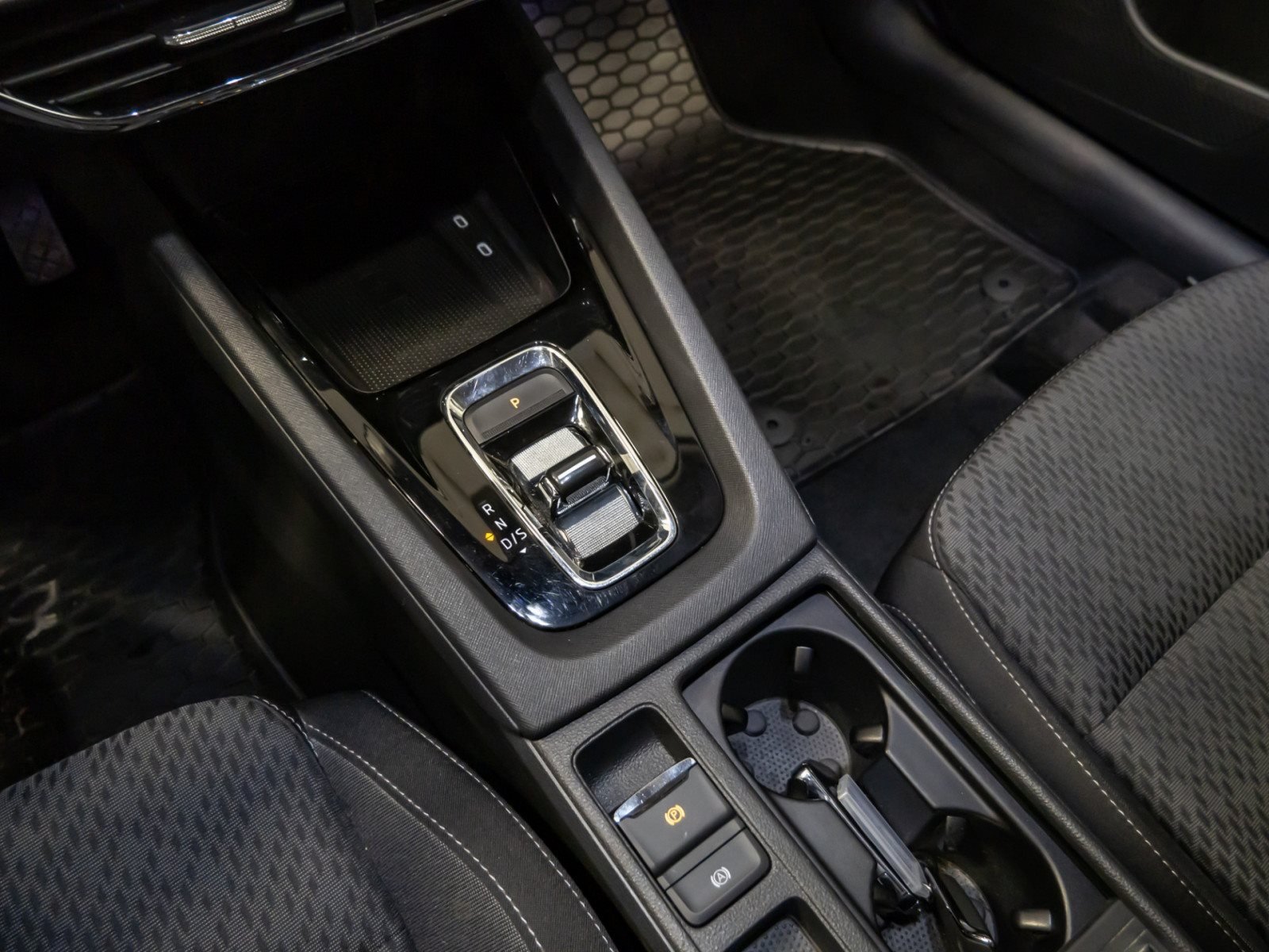 Octavia Combi STYLE TDI DSG+AHK+ALU 17+STANDHEIZUNG+RÜCKFAHRKAMERA+HUD+NAVI+PARK ASSIS