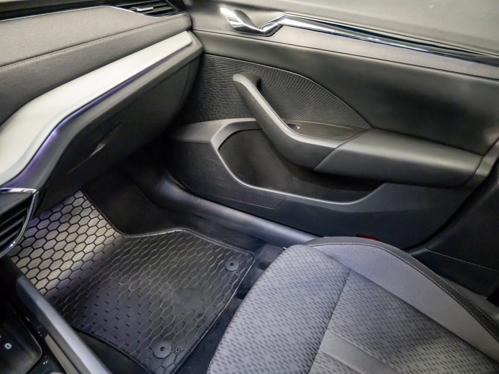 Octavia Combi STYLE TDI DSG+AHK+ALU 17+STANDHEIZUNG+RÜCKFAHRKAMERA+HUD+NAVI+PARK ASSIS