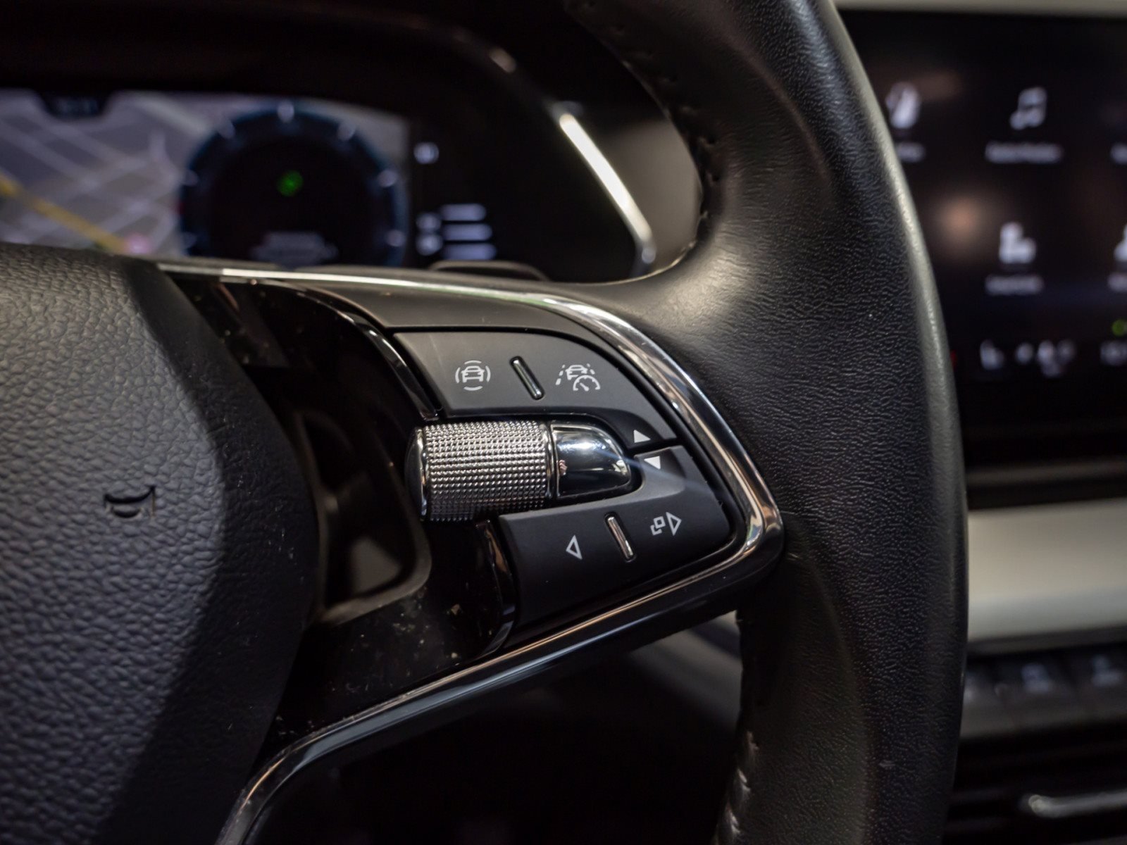 Octavia Combi STYLE TDI DSG+AHK+ALU 17+STANDHEIZUNG+RÜCKFAHRKAMERA+HUD+NAVI+PARK ASSIS