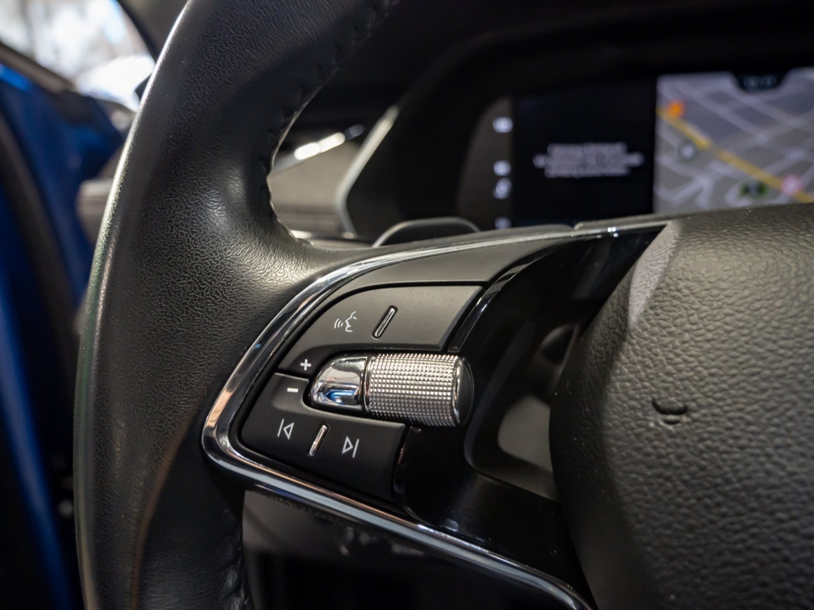 Octavia Combi STYLE TDI DSG+AHK+ALU 17+STANDHEIZUNG+RÜCKFAHRKAMERA+HUD+NAVI+PARK ASSIS