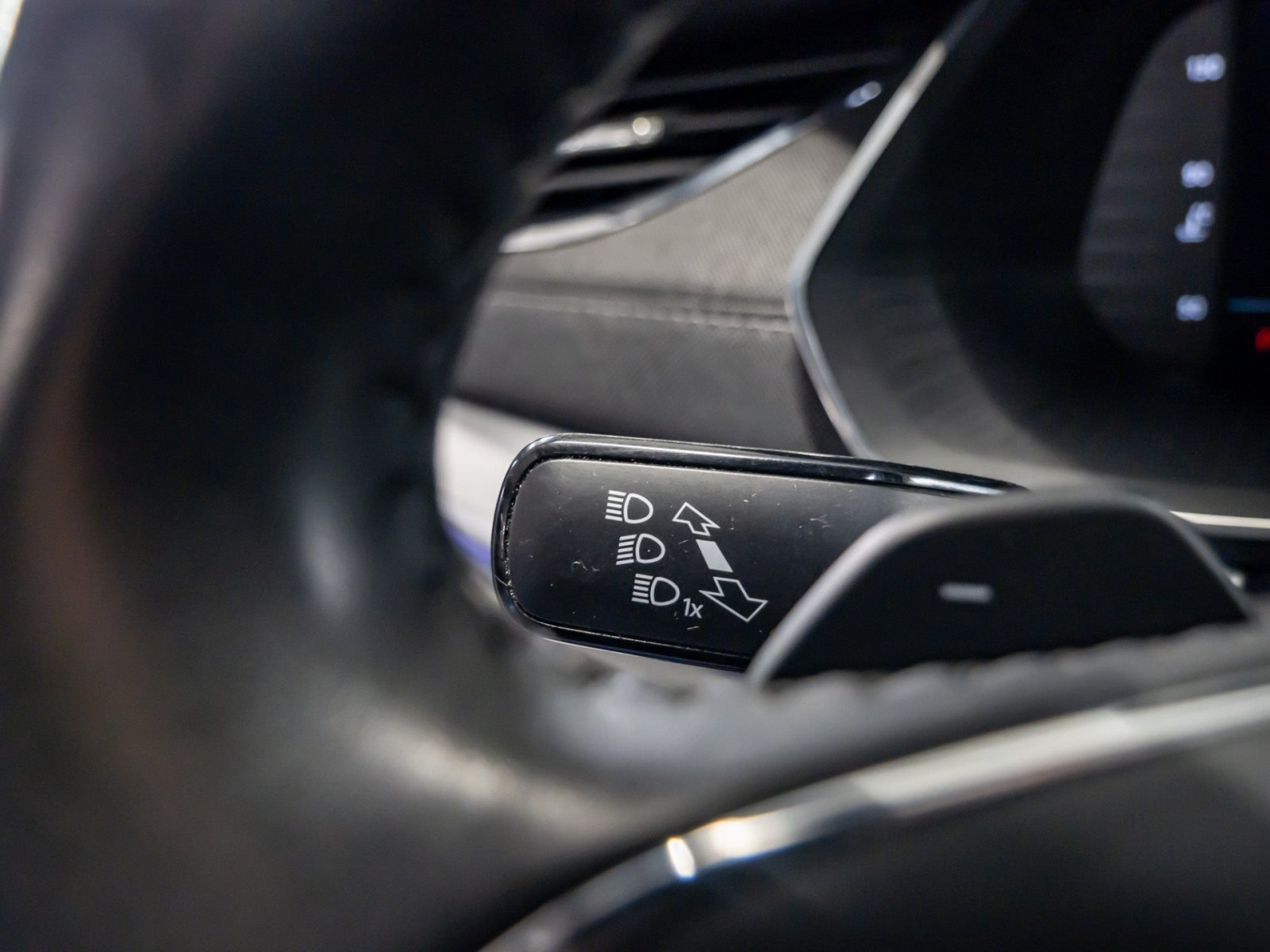 Octavia Combi STYLE TDI DSG+AHK+ALU 17+STANDHEIZUNG+RÜCKFAHRKAMERA+HUD+NAVI+PARK ASSIS