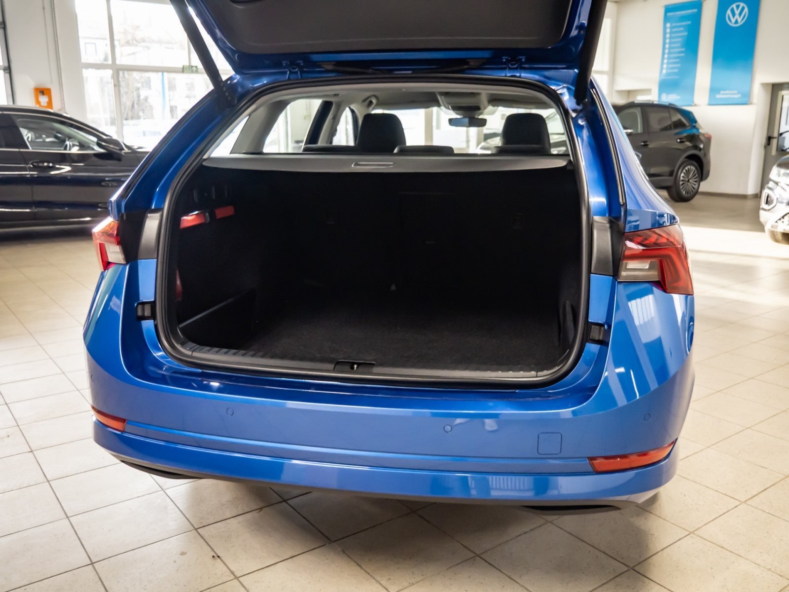 Octavia Combi STYLE TDI DSG+AHK+ALU 17+STANDHEIZUNG+RÜCKFAHRKAMERA+HUD+NAVI+PARK ASSIS