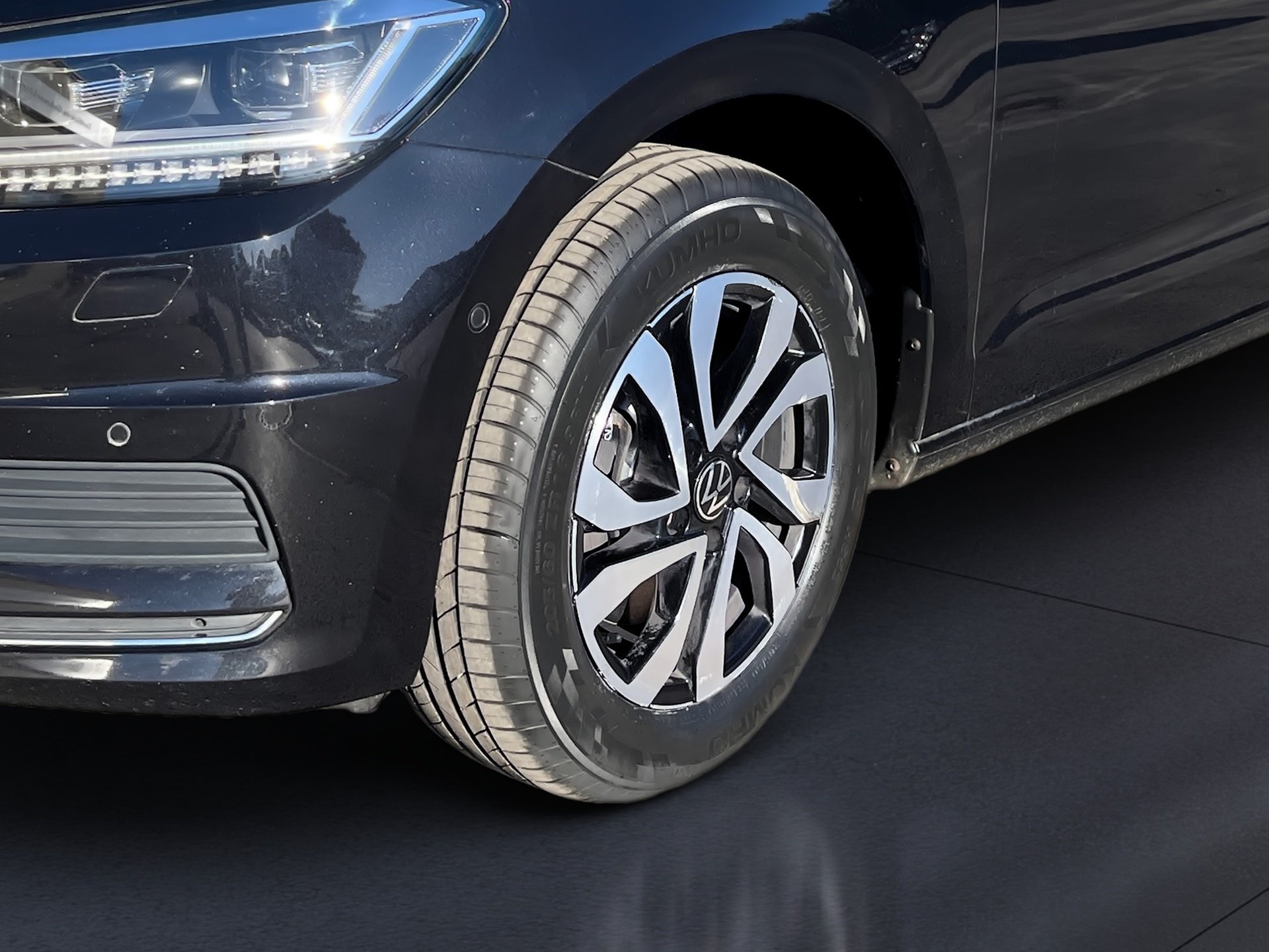 Touran ACTIVE TDI DSG+ALU 16+ACC+TRAVEL ASSIST+EINPARKHILFE+LED+APP CONNECT