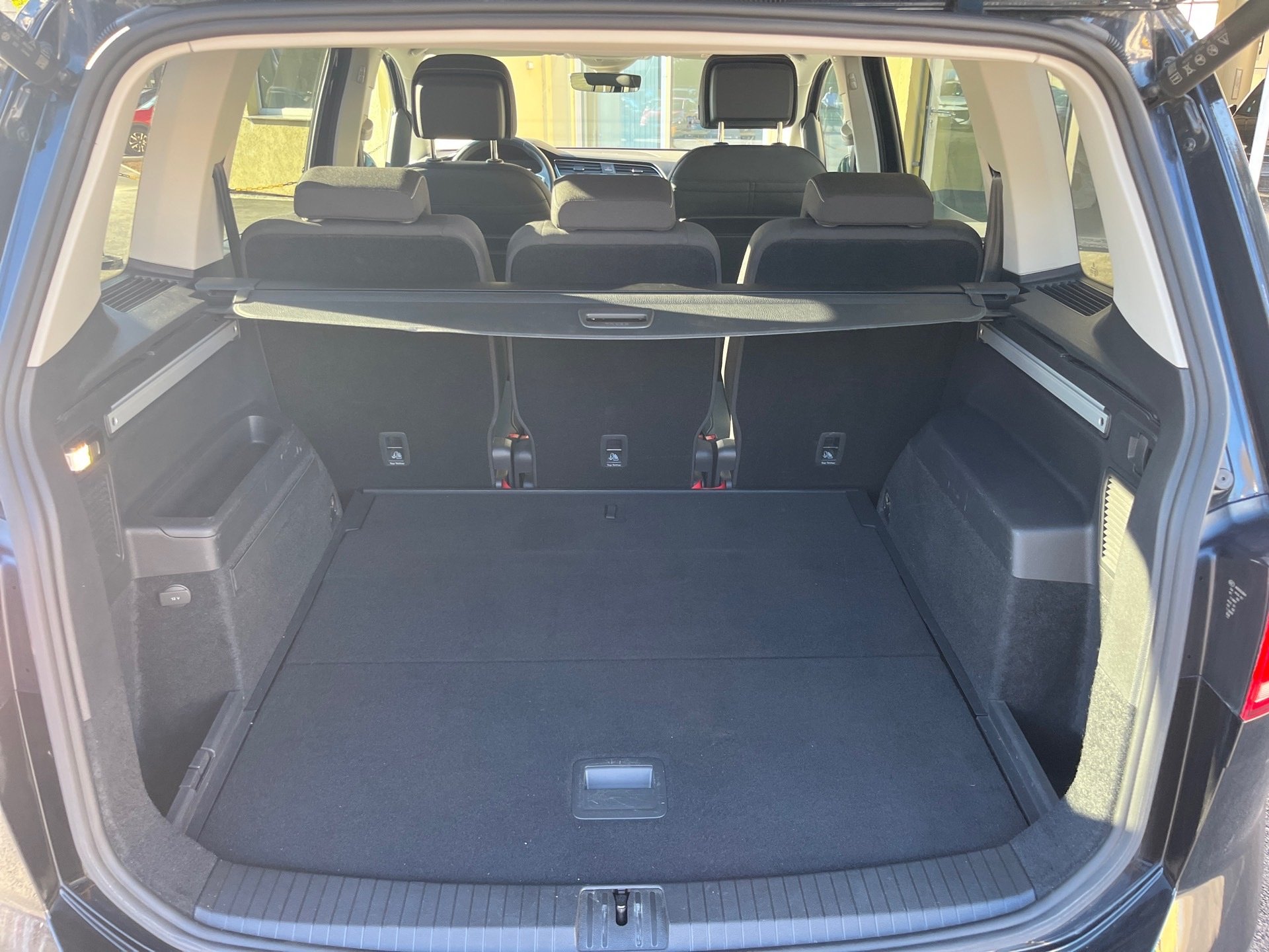 Touran ACTIVE TDI DSG+ALU 16+ACC+TRAVEL ASSIST+EINPARKHILFE+LED+APP CONNECT