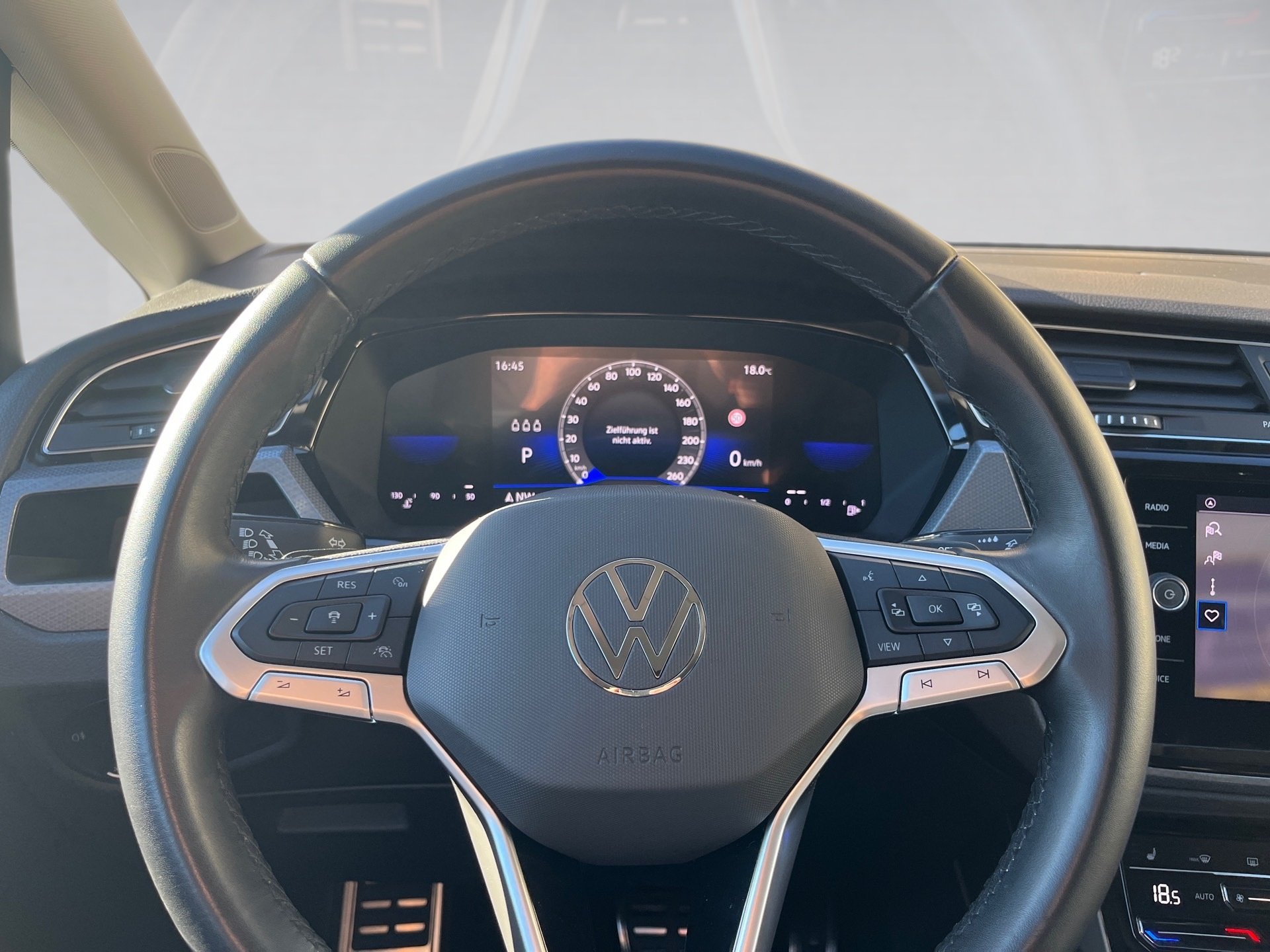 Touran ACTIVE TDI DSG+ALU 16+ACC+TRAVEL ASSIST+EINPARKHILFE+LED+APP CONNECT