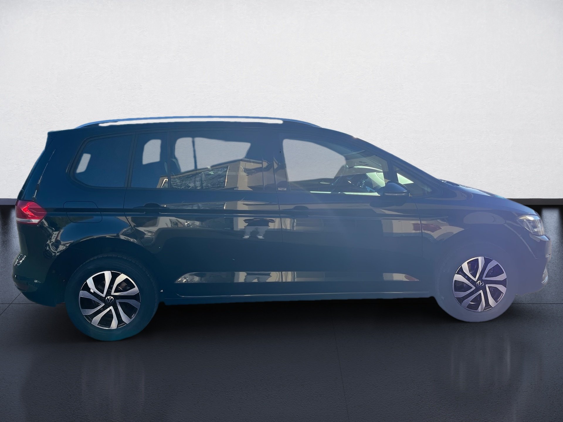 Touran ACTIVE TDI DSG+ALU 16+ACC+TRAVEL ASSIST+EINPARKHILFE+LED+APP CONNECT