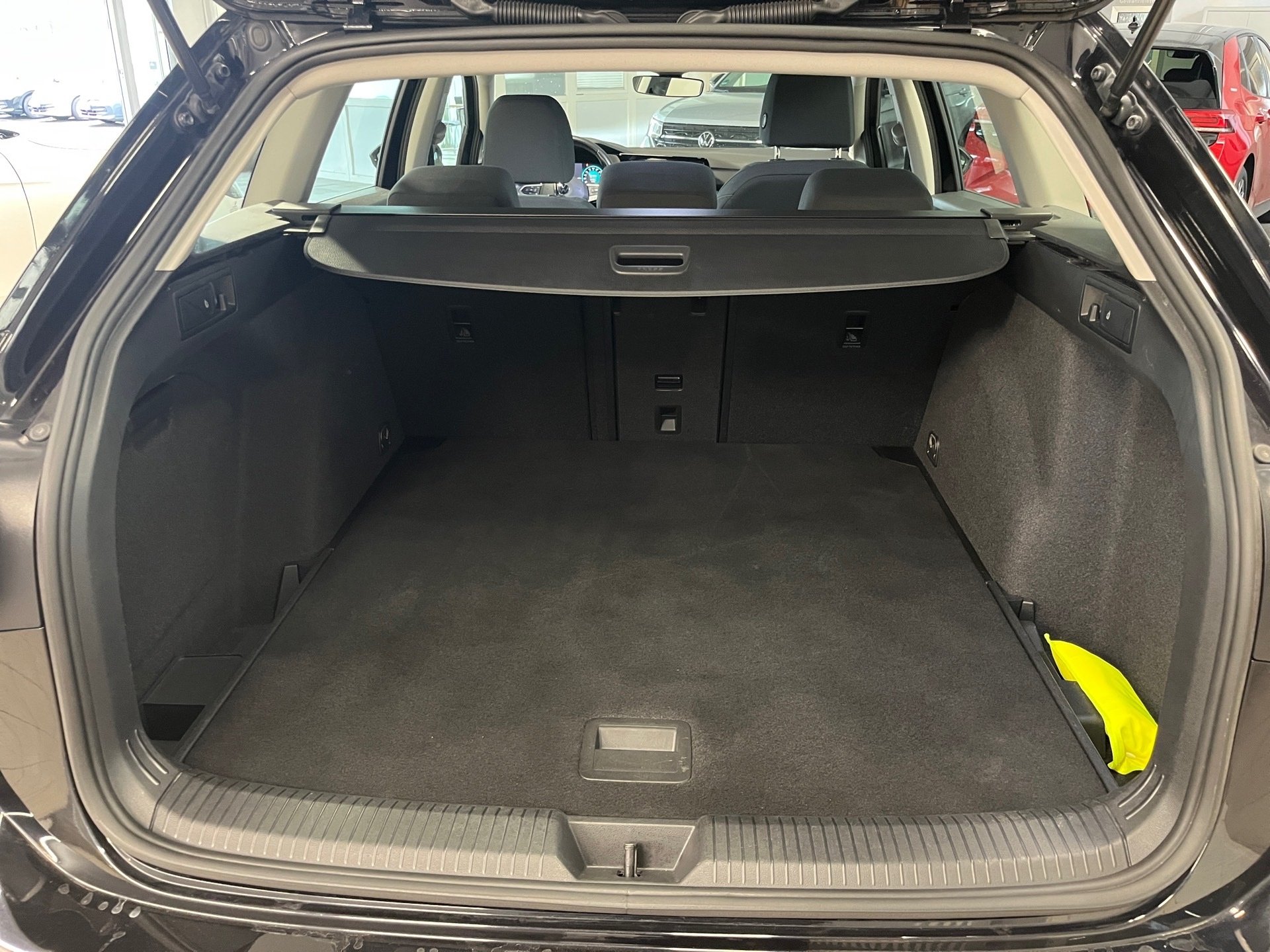 Golf VIII Variant LIFE TDI+ALU 16+NAVI+LED+WINTERPAKET+SITZHEIZUNG+APP CONNECT+KLIMA