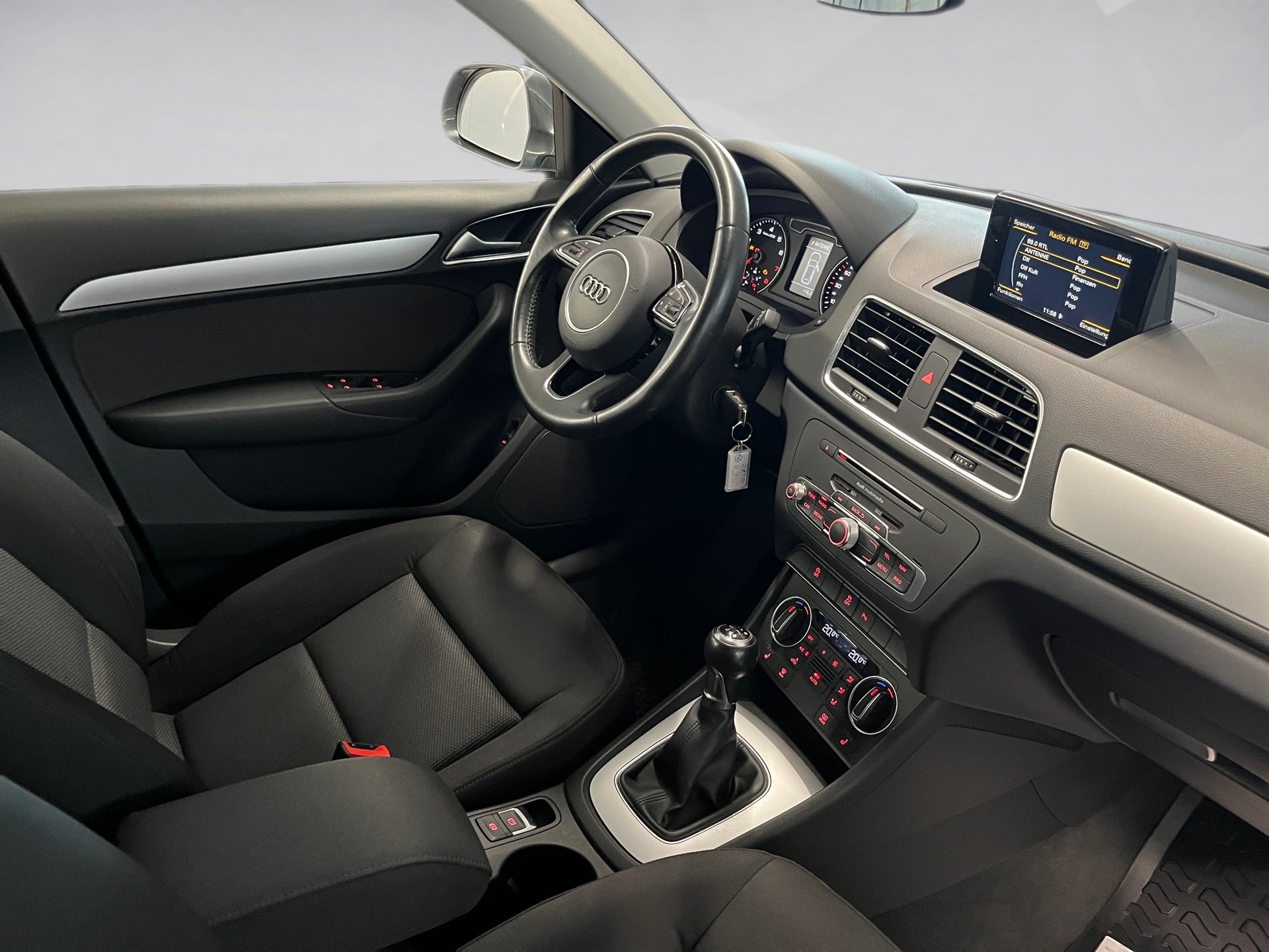 Q3 AHK+ALU 17+MMI NAVI+EINPARKHILFE PLUS+XENON PLUS+KLIMA+ELK HECKKLAPPE+SI