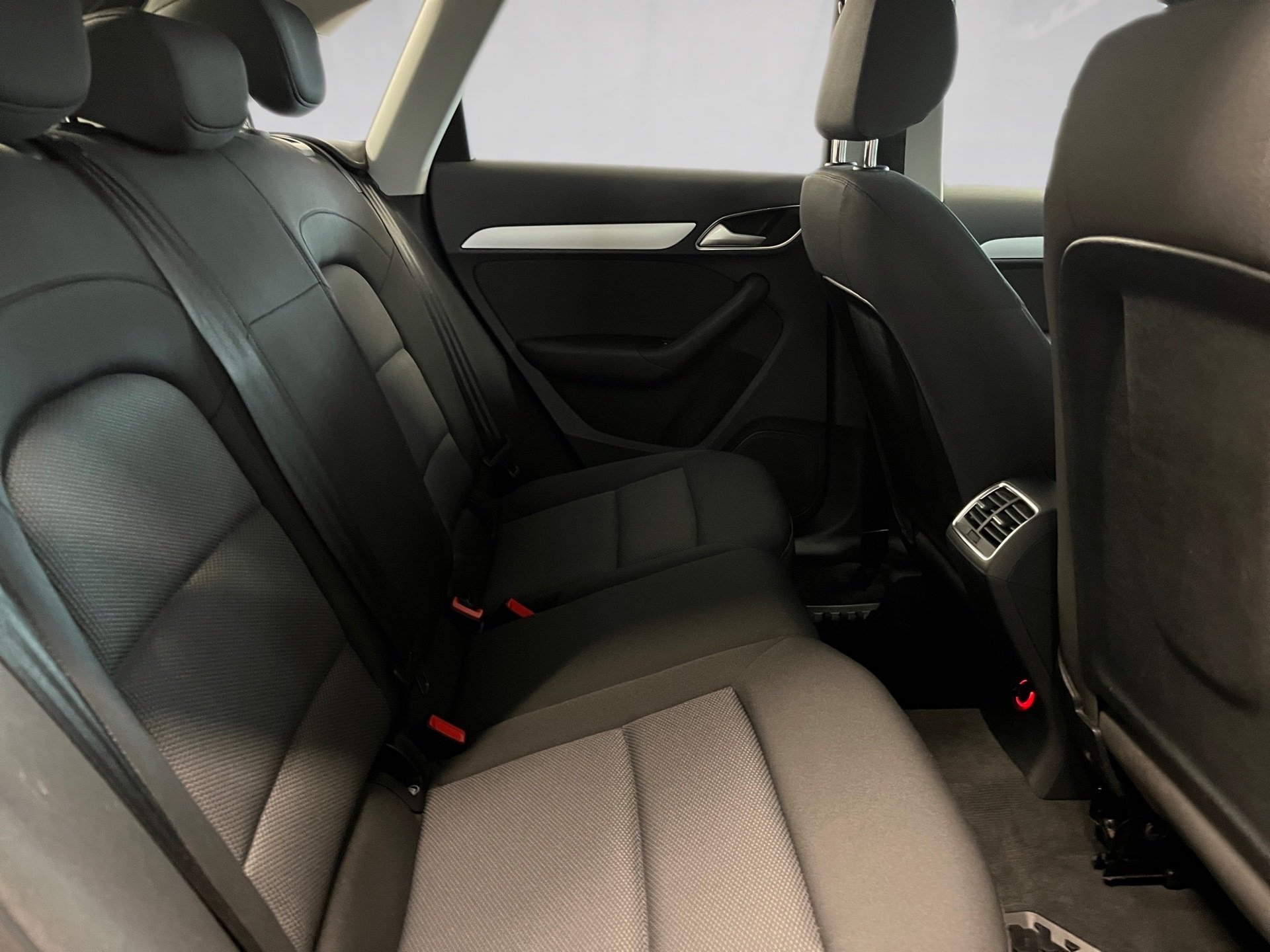 Q3 AHK+ALU 17+MMI NAVI+EINPARKHILFE PLUS+XENON PLUS+KLIMA+ELK HECKKLAPPE+SI