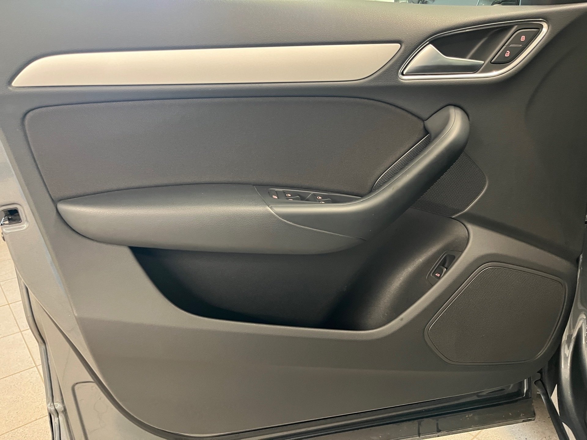 Q3 AHK+ALU 17+MMI NAVI+EINPARKHILFE PLUS+XENON PLUS+KLIMA+ELK HECKKLAPPE+SI