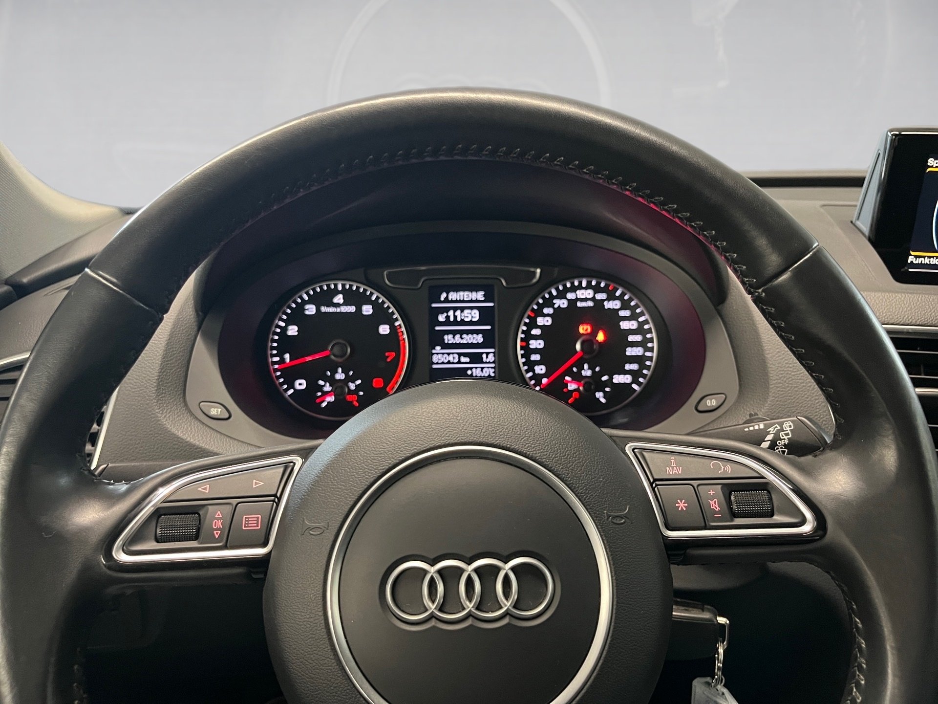 Q3 AHK+ALU 17+MMI NAVI+EINPARKHILFE PLUS+XENON PLUS+KLIMA+ELK HECKKLAPPE+SI