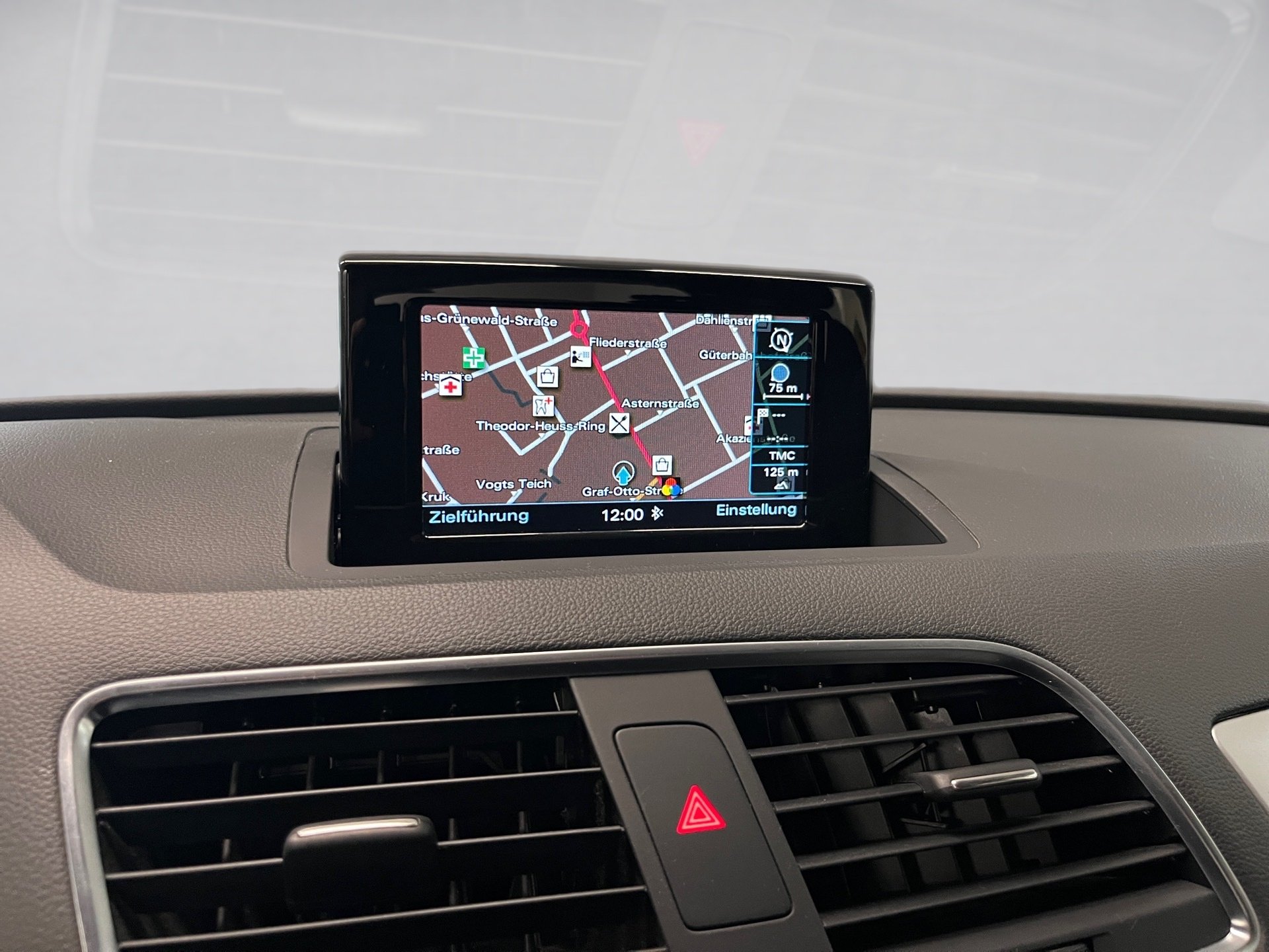 Q3 AHK+ALU 17+MMI NAVI+EINPARKHILFE PLUS+XENON PLUS+KLIMA+ELK HECKKLAPPE+SI