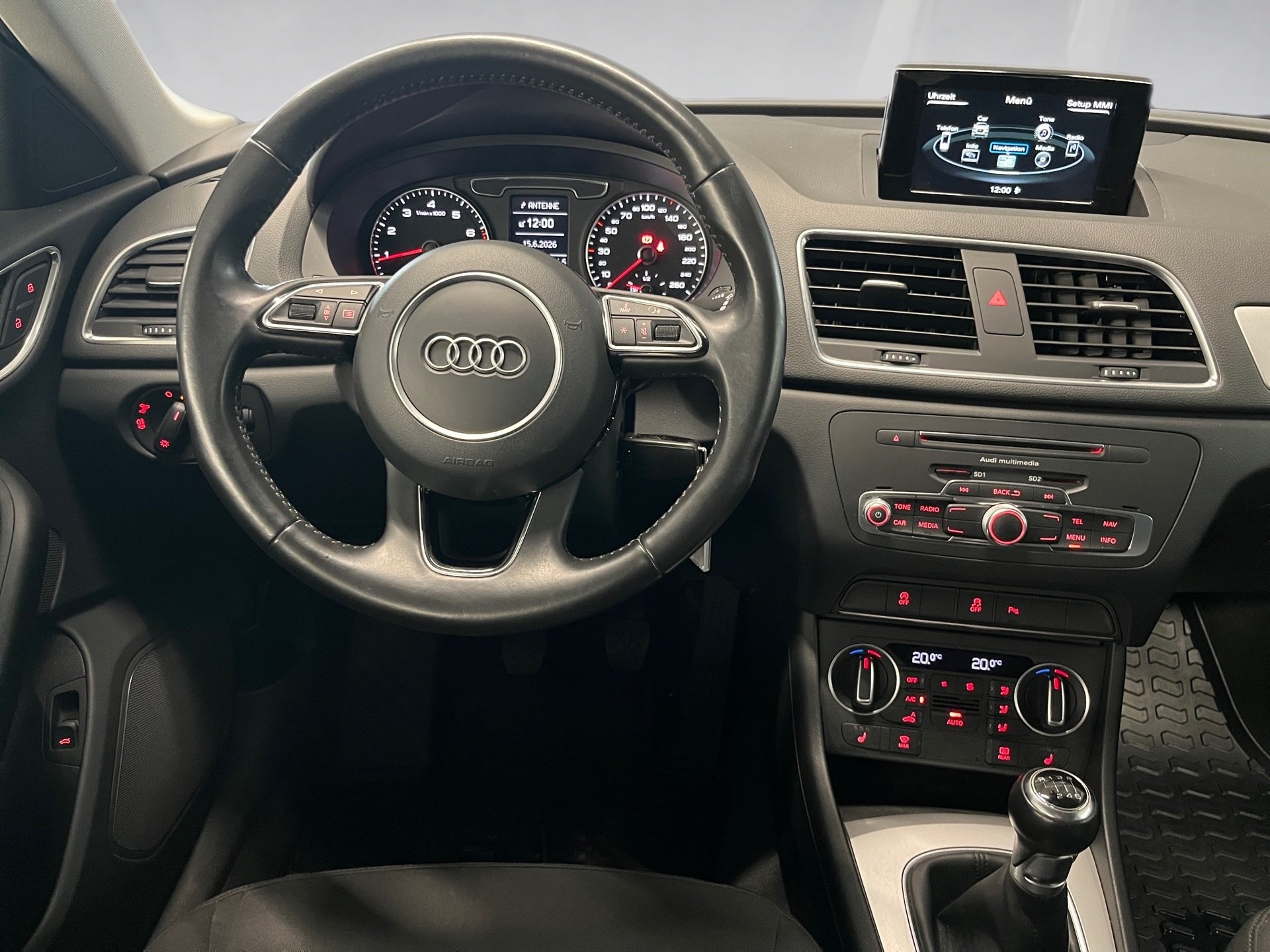 Q3 AHK+ALU 17+MMI NAVI+EINPARKHILFE PLUS+XENON PLUS+KLIMA+ELK HECKKLAPPE+SI