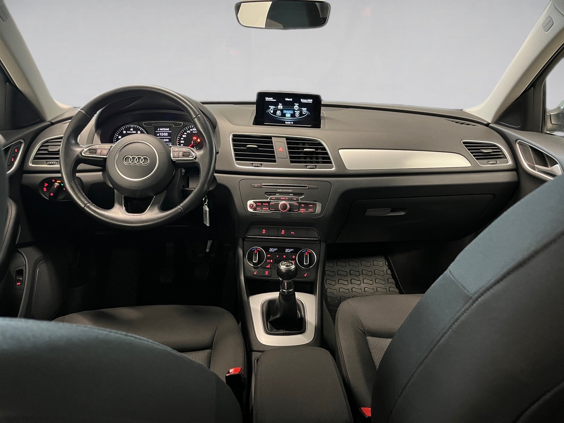 Q3 AHK+ALU 17+MMI NAVI+EINPARKHILFE PLUS+XENON PLUS+KLIMA+ELK HECKKLAPPE+SI