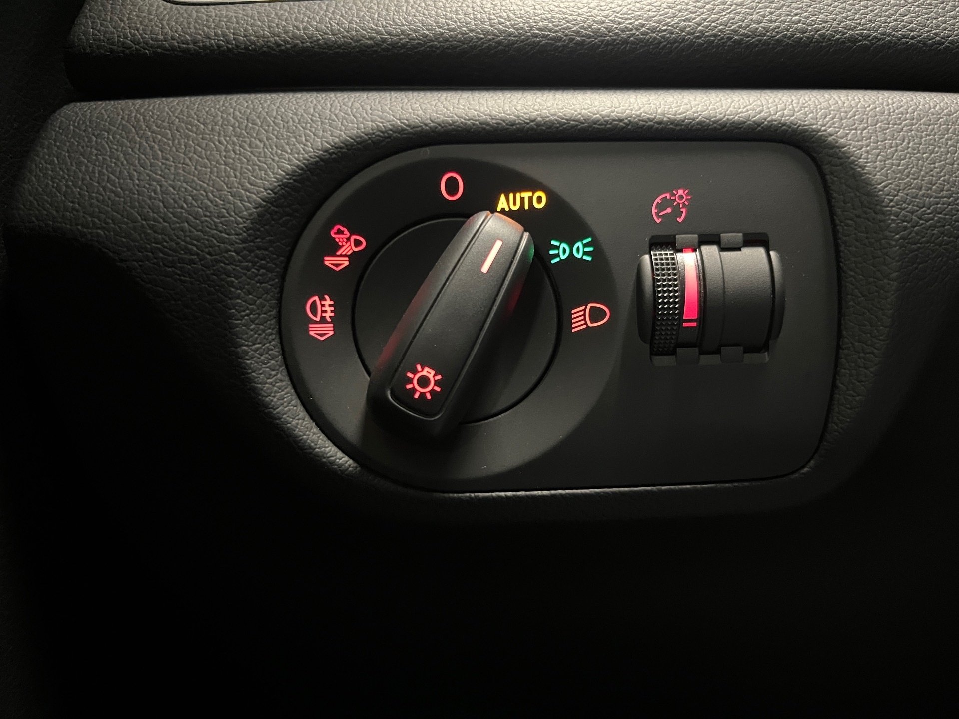 Q3 AHK+ALU 17+MMI NAVI+EINPARKHILFE PLUS+XENON PLUS+KLIMA+ELK HECKKLAPPE+SI