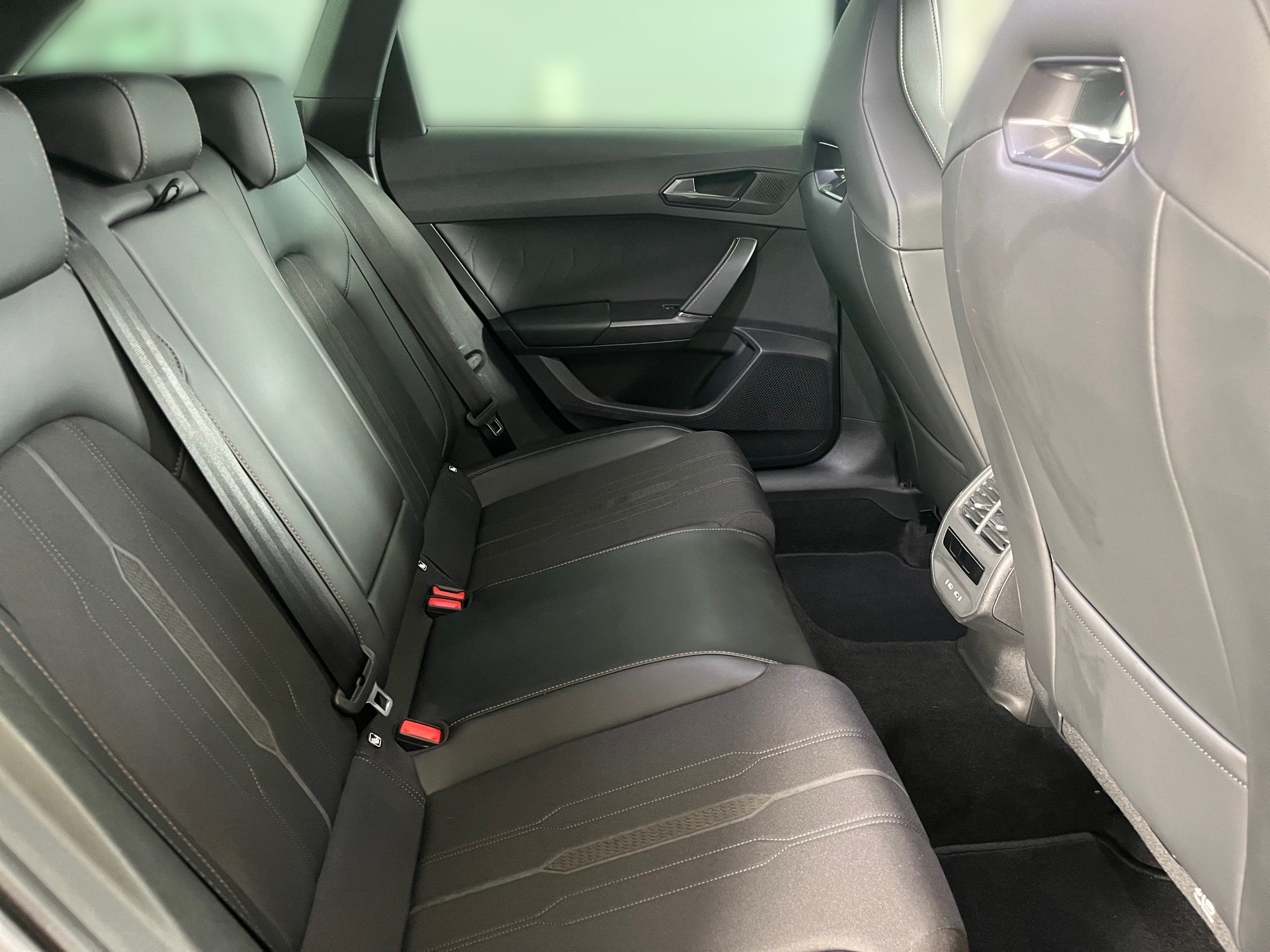 Leon Sportstourer e-HYBRID DSG+ALU 18+DCC+RÜCKFAHRKAMERA+KEYLESS+LED+NAVI+STAUASSISTENT+