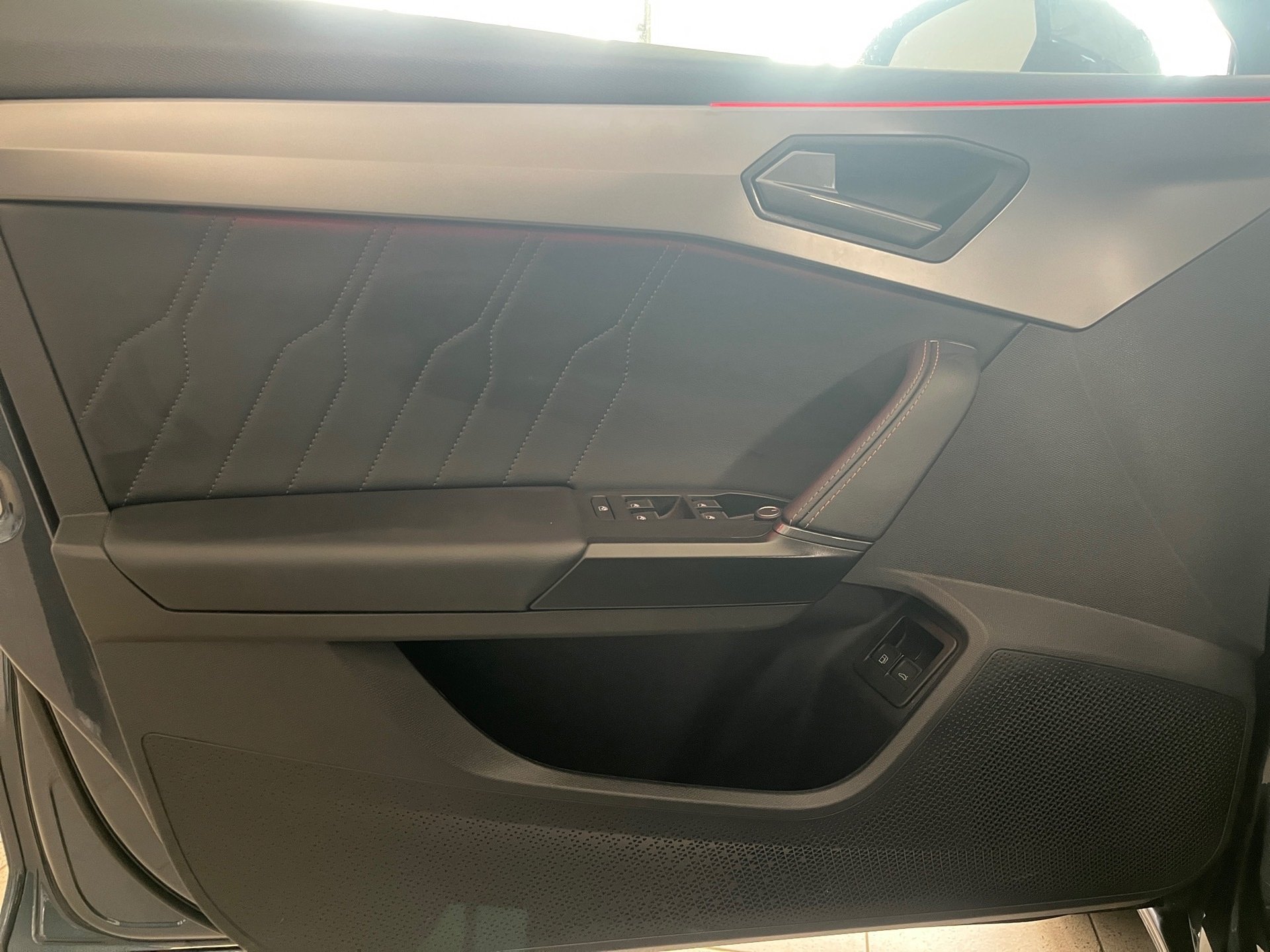 Leon Sportstourer e-HYBRID DSG+ALU 18+DCC+RÜCKFAHRKAMERA+KEYLESS+LED+NAVI+STAUASSISTENT+