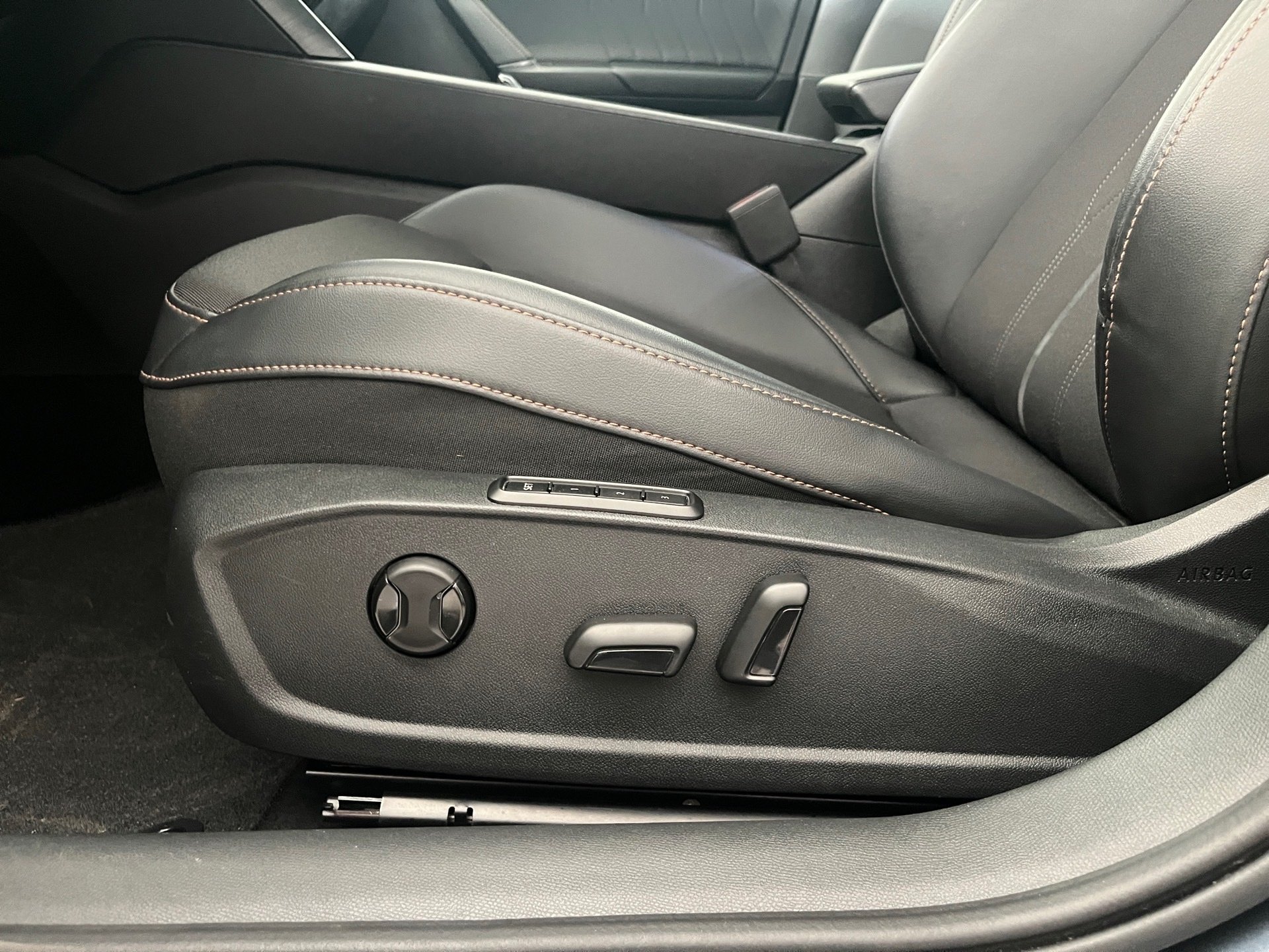 Leon Sportstourer e-HYBRID DSG+ALU 18+DCC+RÜCKFAHRKAMERA+KEYLESS+LED+NAVI+STAUASSISTENT+