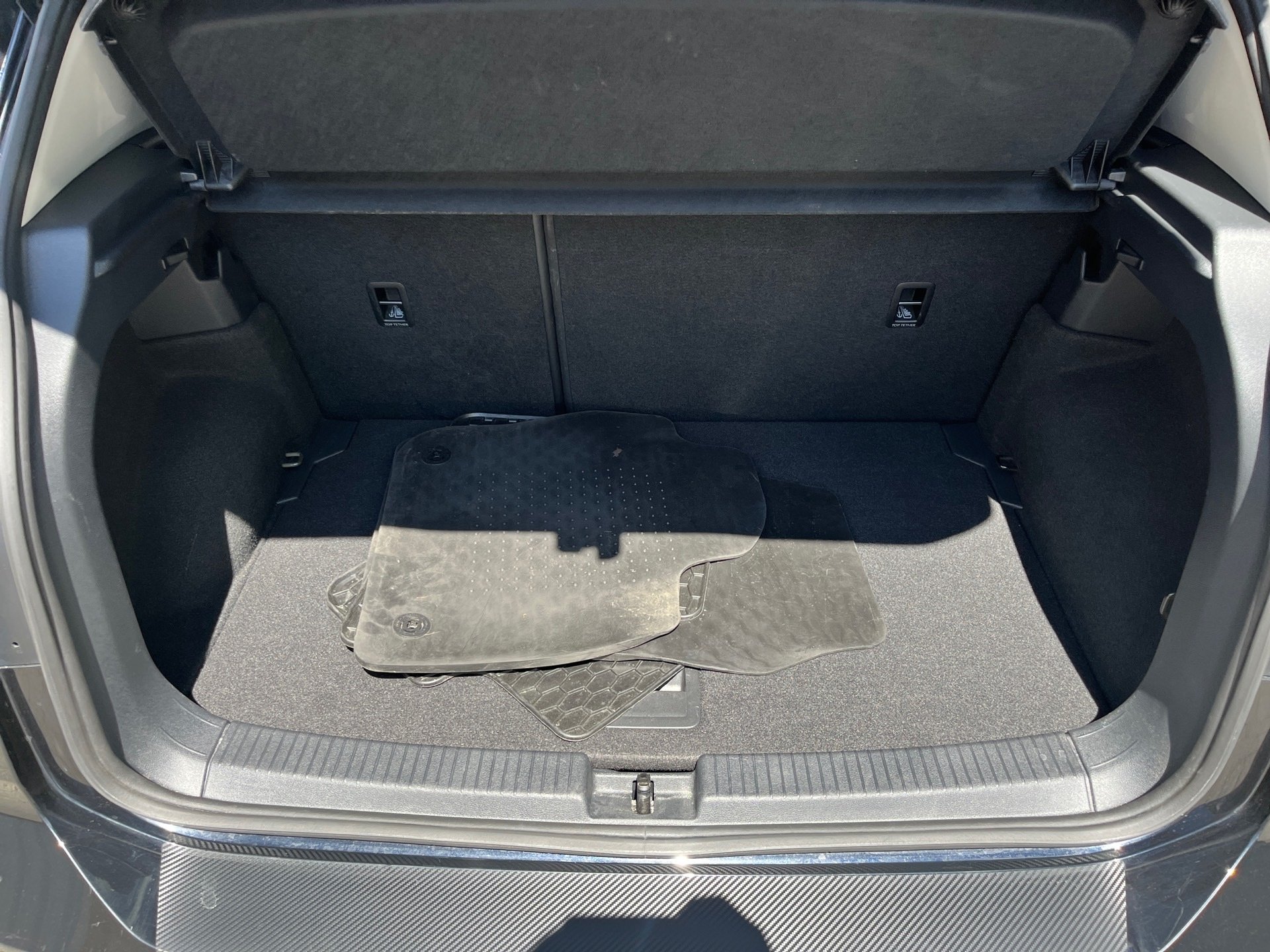 T-Cross ACTIVE TSI+NEUER MOTOR+AHK+ALU 16+ACC+EINPARKHILFE+NAVI+KLIMA+APP CONNEC