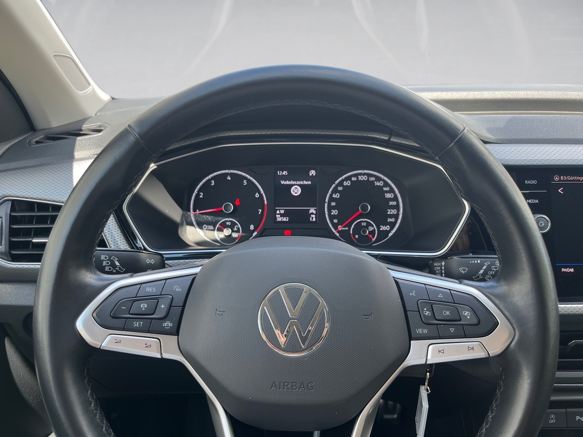 T-Cross ACTIVE TSI+NEUER MOTOR+AHK+ALU 16+ACC+EINPARKHILFE+NAVI+KLIMA+APP CONNEC