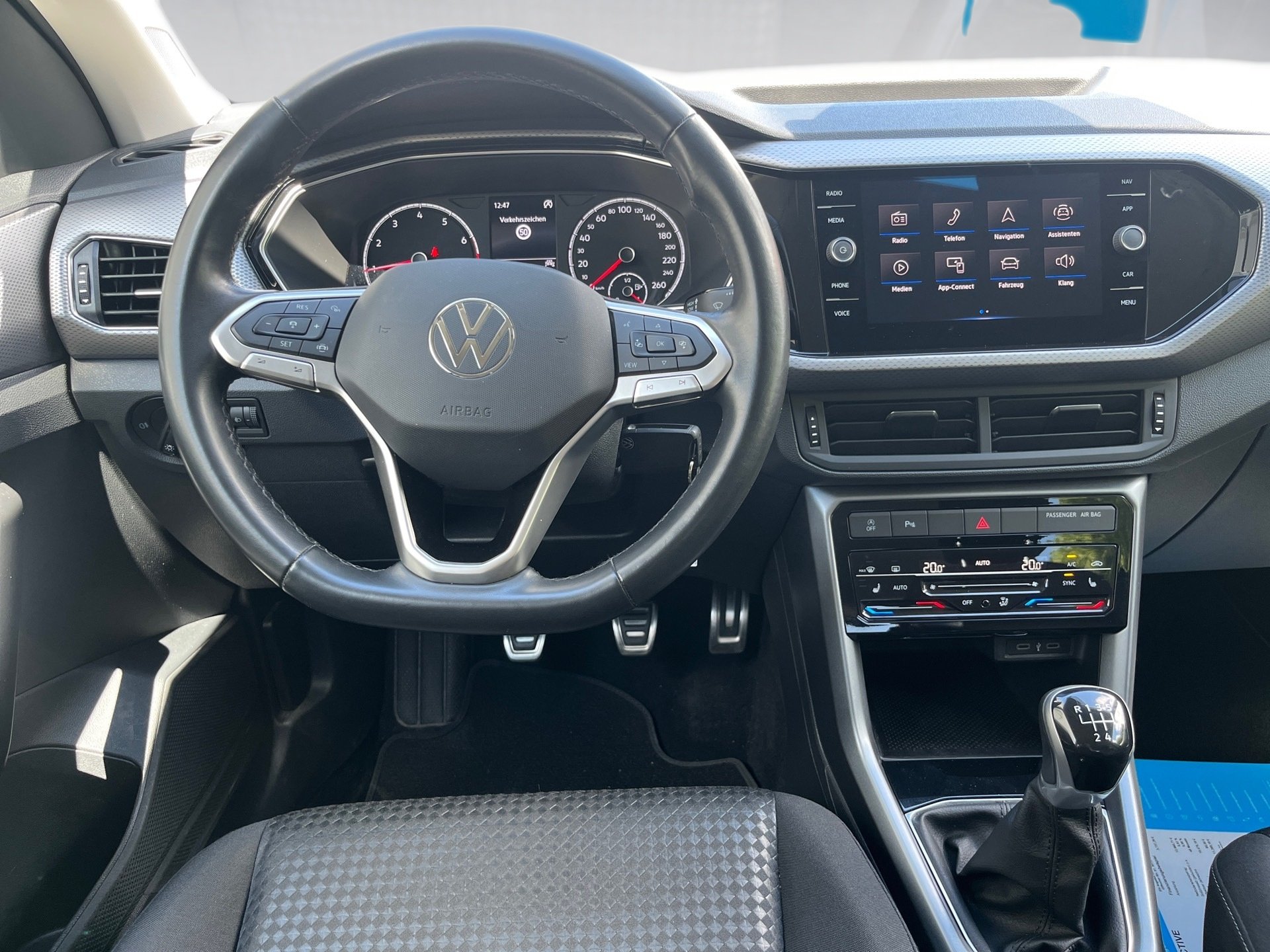 T-Cross ACTIVE TSI+NEUER MOTOR+AHK+ALU 16+ACC+EINPARKHILFE+NAVI+KLIMA+APP CONNEC