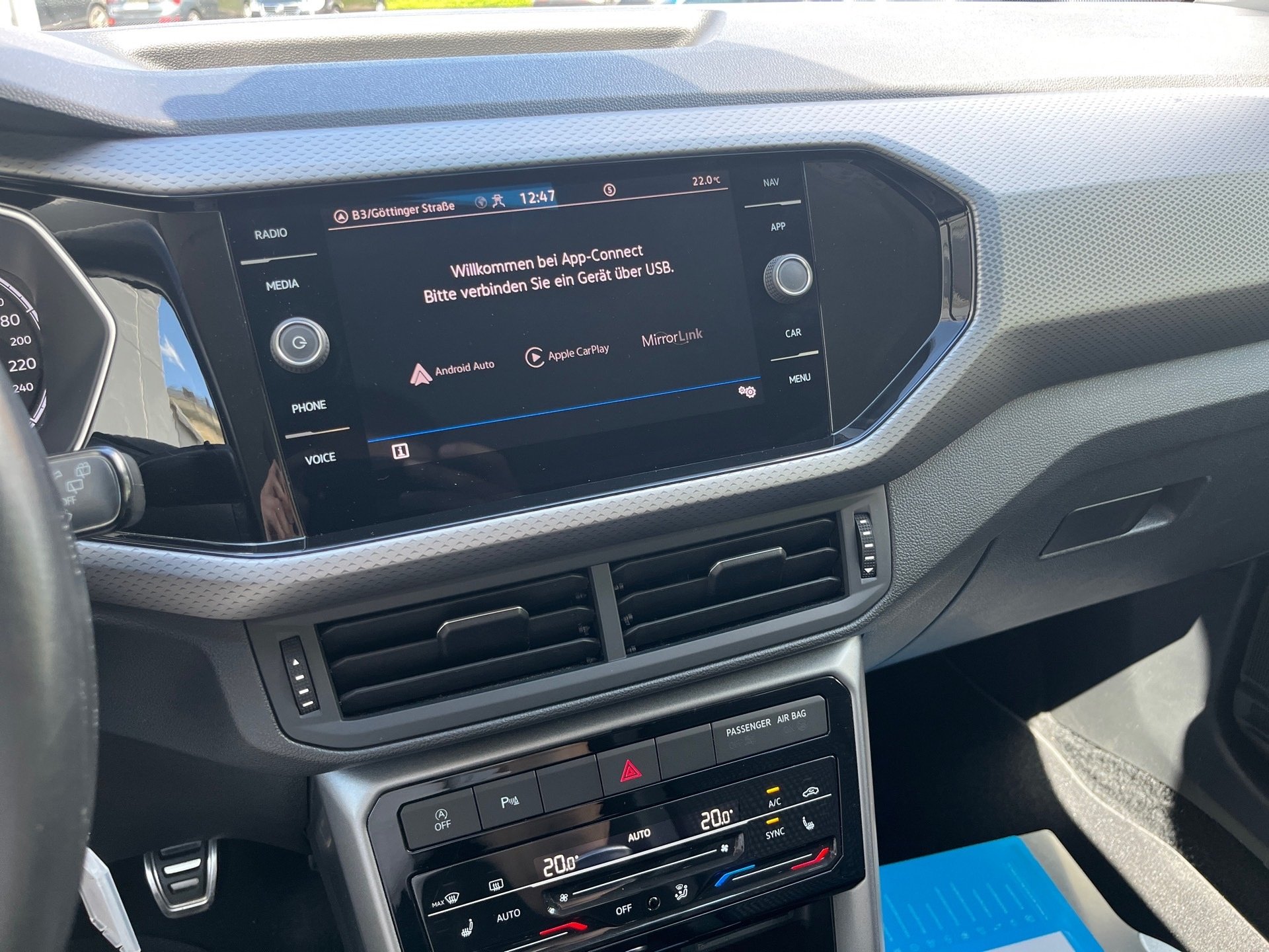 T-Cross ACTIVE TSI+NEUER MOTOR+AHK+ALU 16+ACC+EINPARKHILFE+NAVI+KLIMA+APP CONNEC