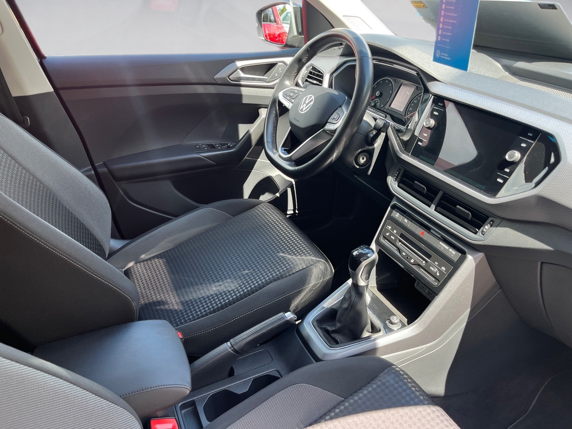 T-Cross ACTIVE TSI+NEUER MOTOR+AHK+ALU 16+ACC+EINPARKHILFE+NAVI+KLIMA+APP CONNEC